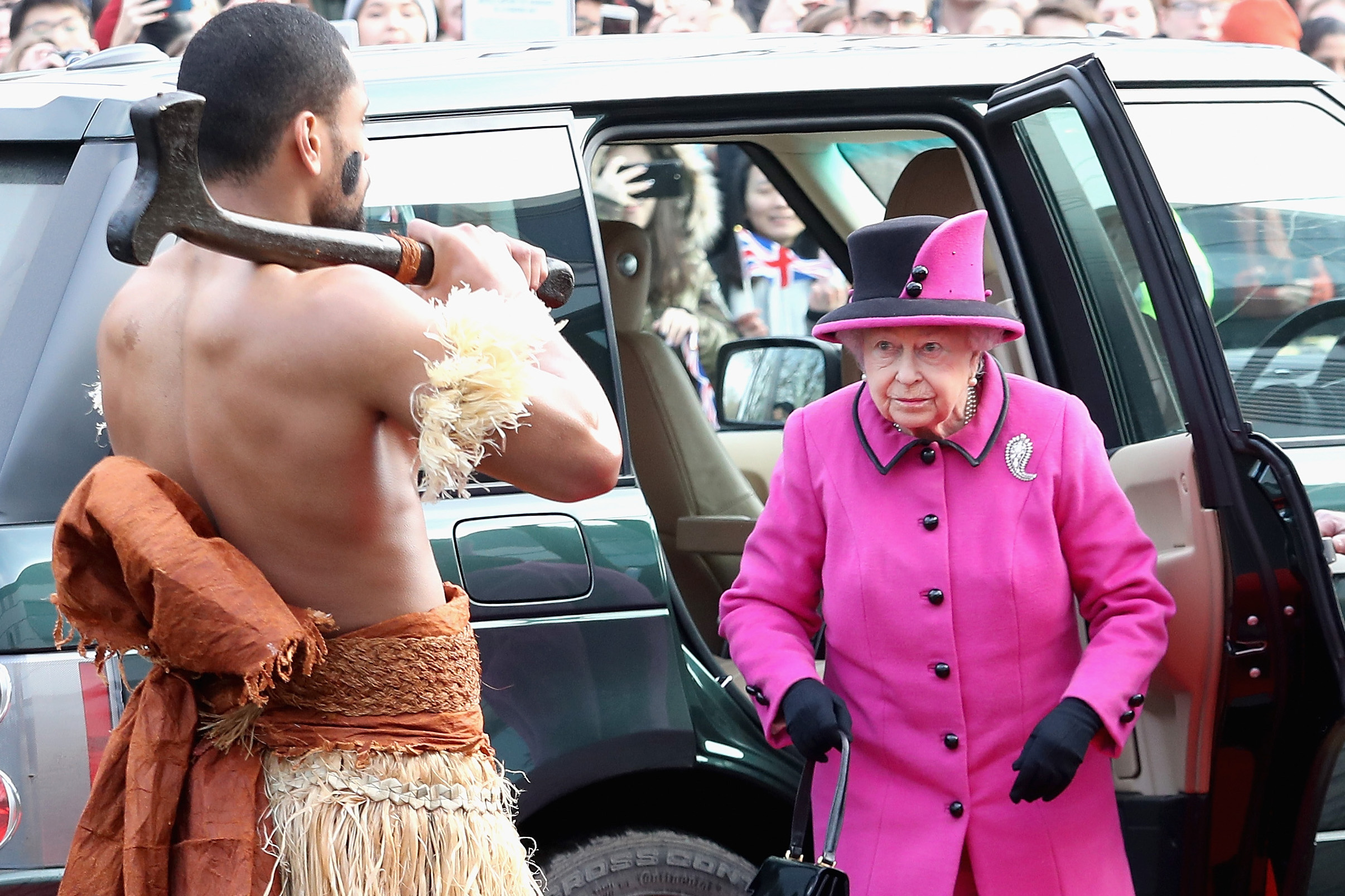 II. Erzsébet királynő a Fidzsi-szigetekről szóló kiállításra látogatott