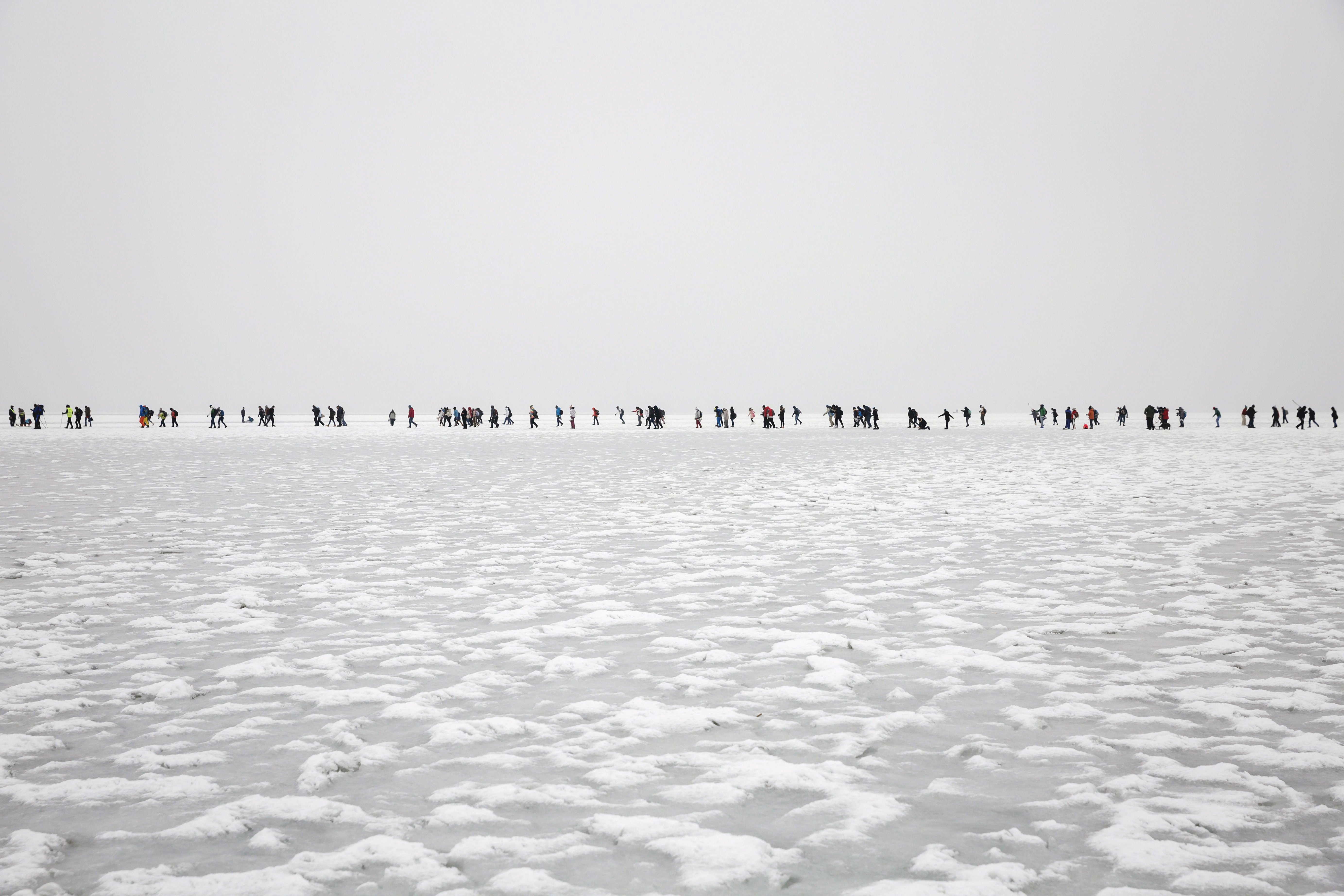 Résztvevõk haladnak a jégen Badacsony és Fonyód között a Balaton-átcsúszáson 2017. január 28-án...MTI Fotó: Mohai Balázs