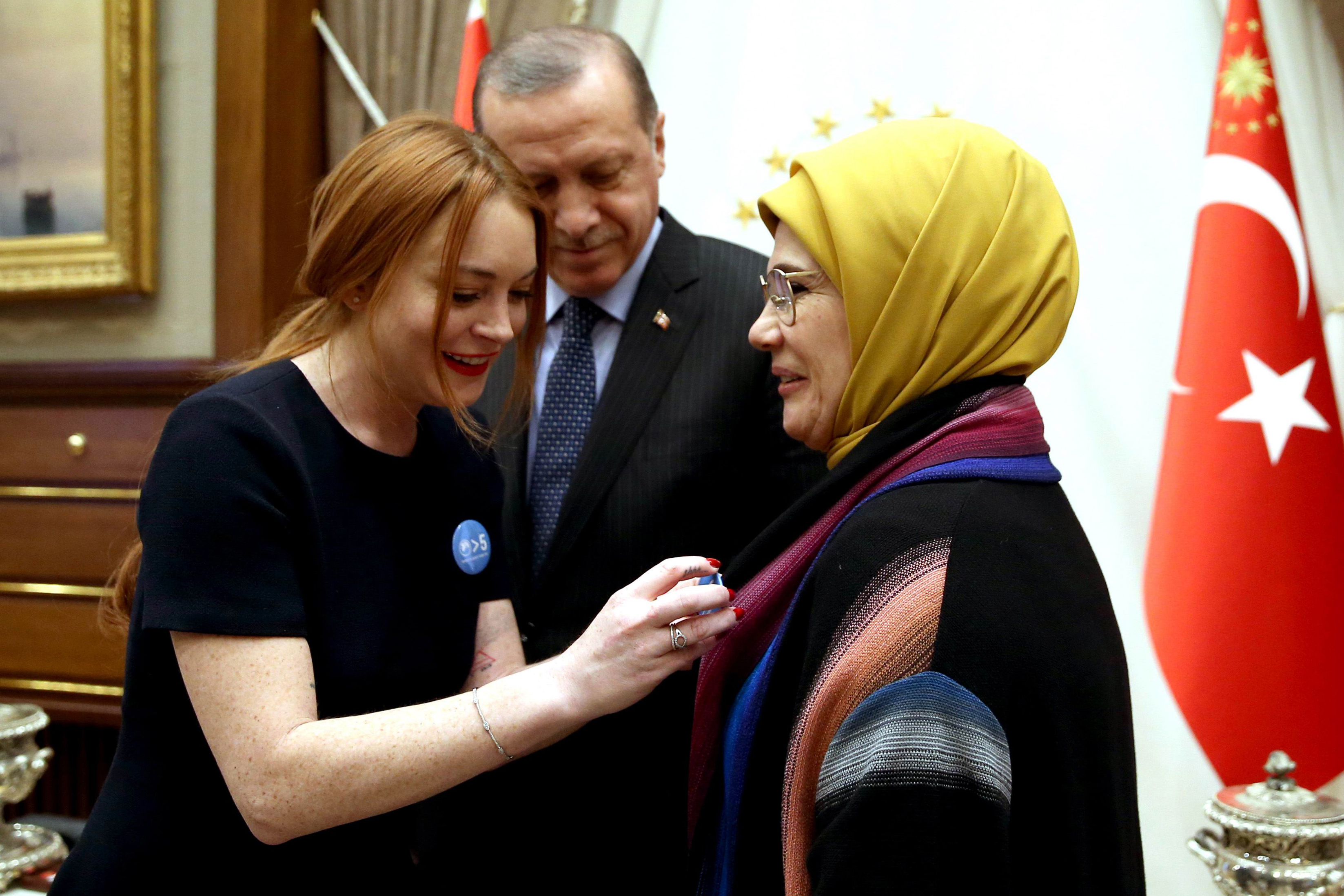 Lindsay Lohan egy szír menekült kislánnyal érkezett Erdoganhoz