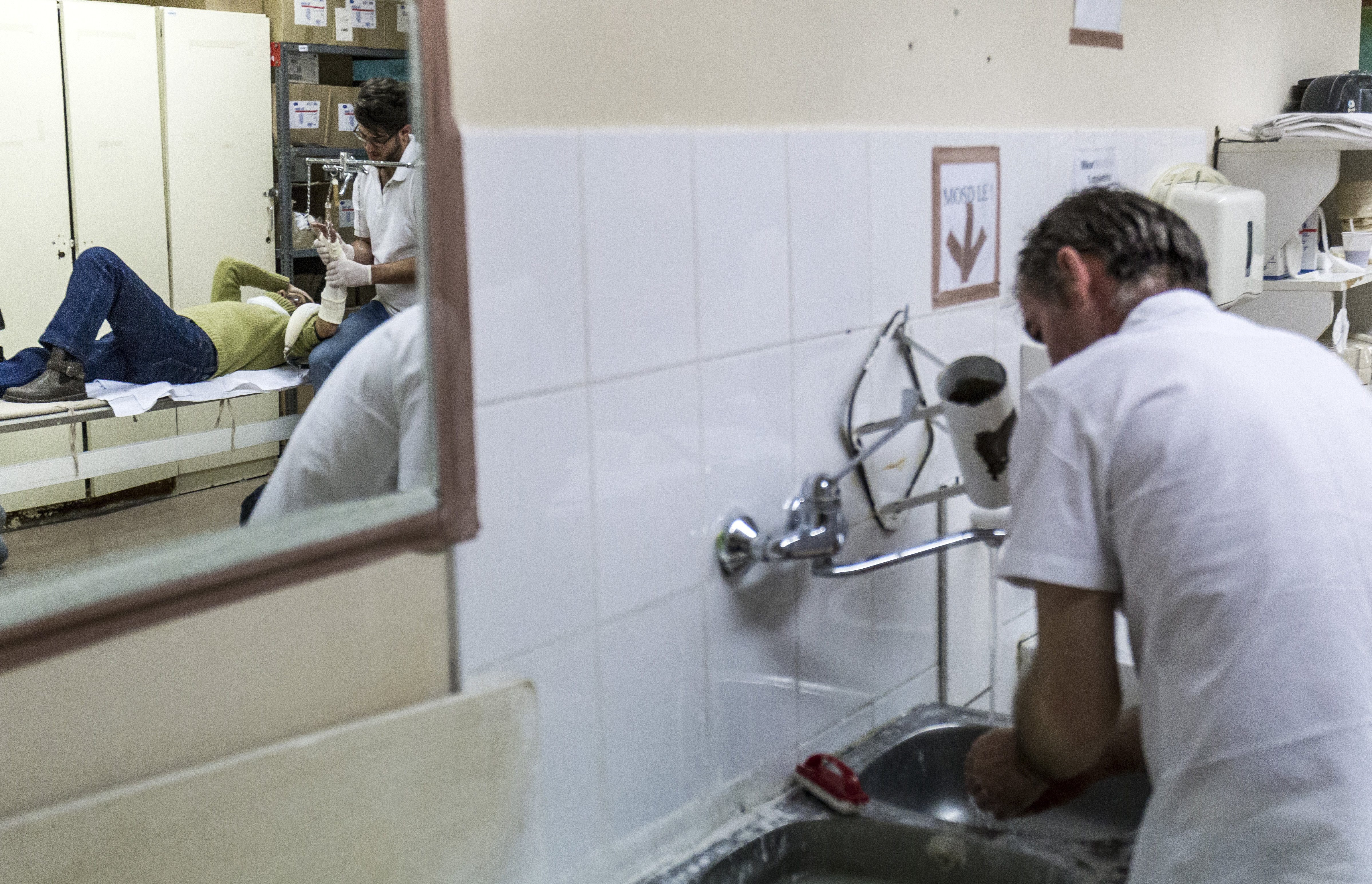 Egymilliárd forintért bérel aneszteziológusokat és műtősöket az eladósodott Péterfy kórház