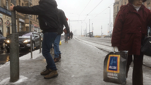 De tényleg, miért csak 3 ember lapátol a havas Budapesten dél körül?
