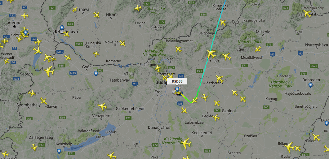 Most landol Budapesten a Putyin-flotta első gépe, egy Gripen már a levegőben