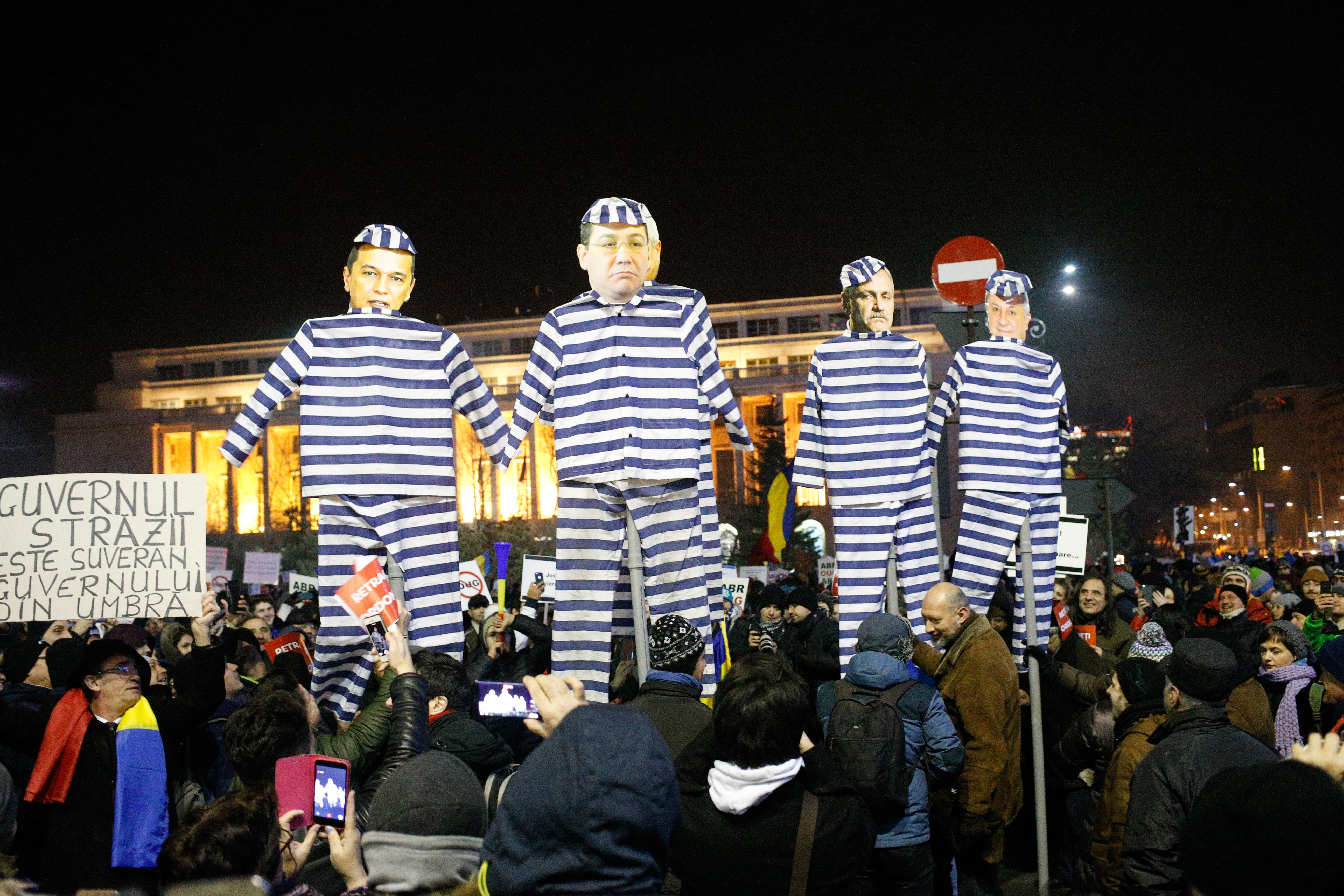 A titkosszolgálat túlhatalmára panaszkodnak az üldözött román politikusok