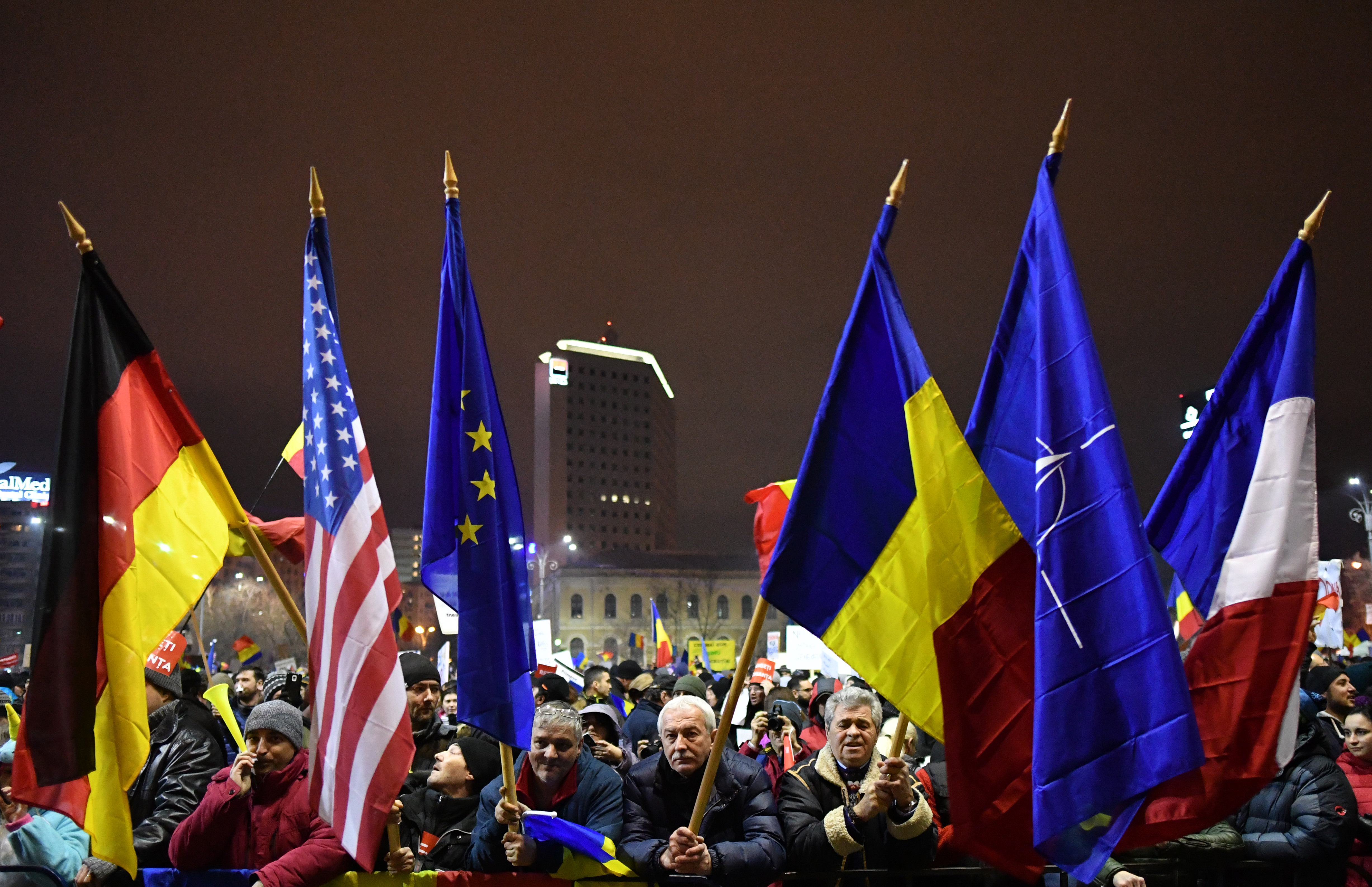 Hiába hátrált meg a román kormány, a tömegtüntetések folytatódnak