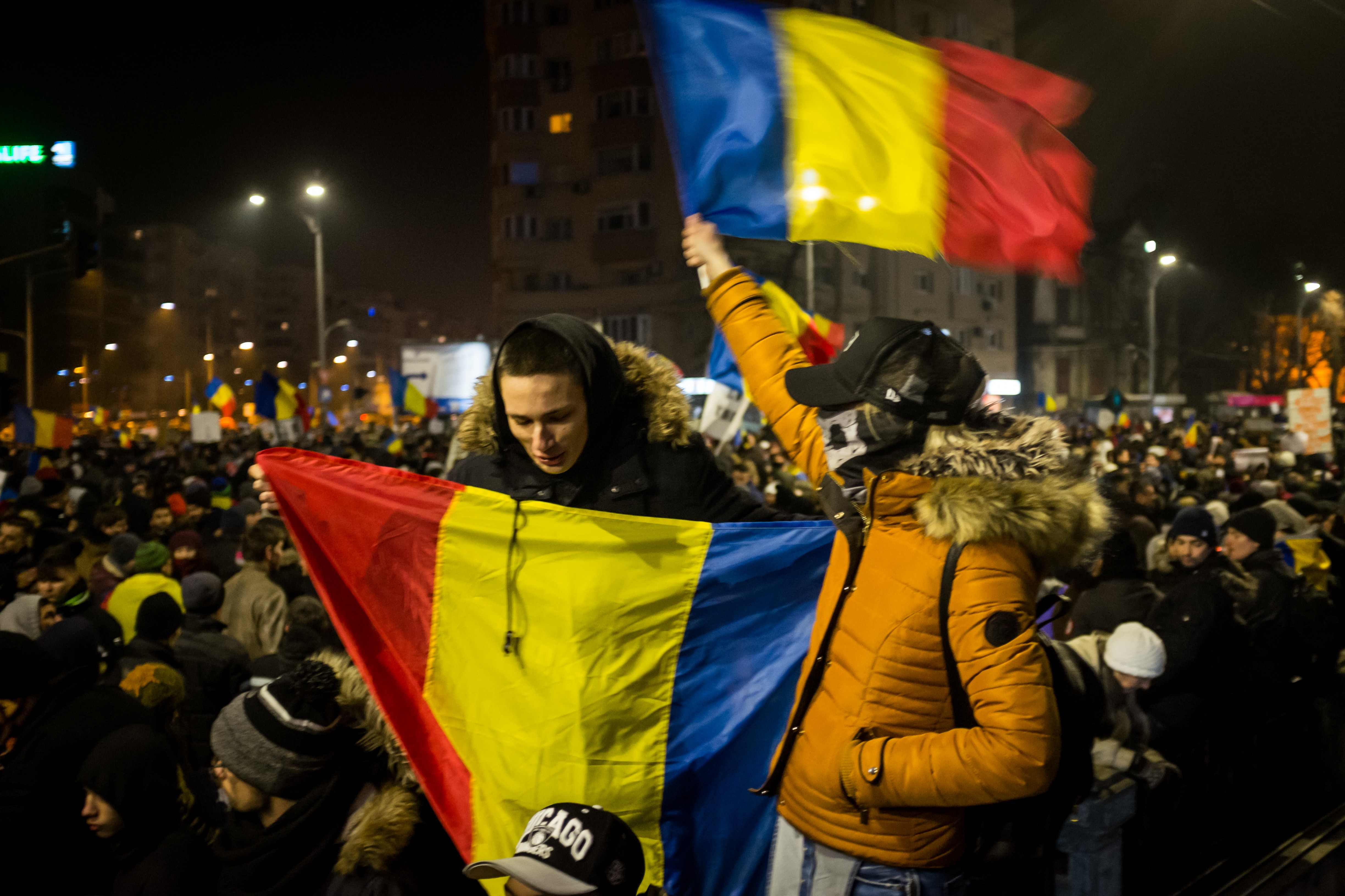 A megbukott román kormány miniszterei egymás után vonják vissza a lemondásaikat