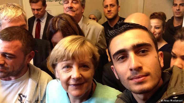 Perli a Facebookot egy szíriai menekült, amiért nem törlik a Merkellel készült szelfijével visszaélő posztokat