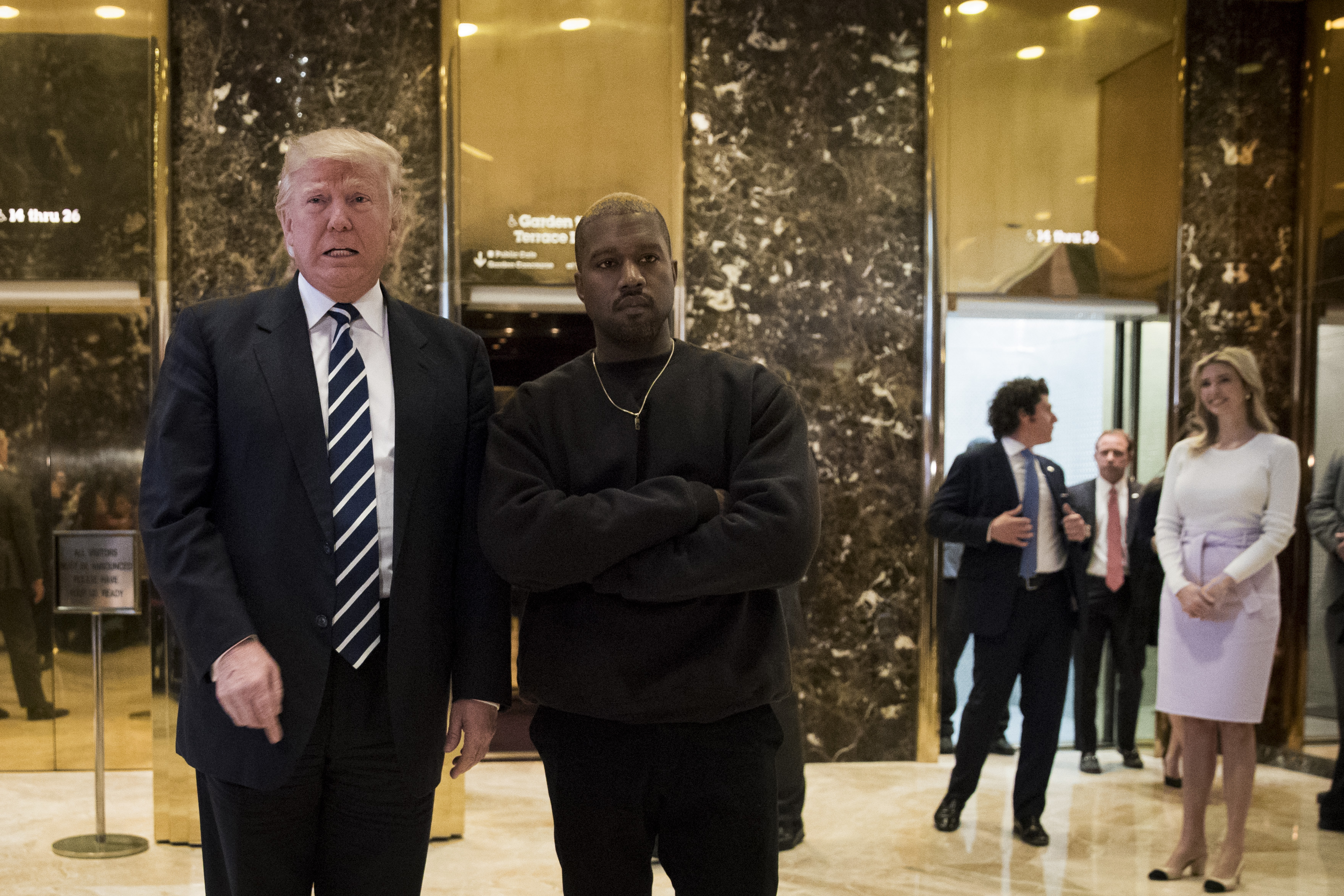 Donald Trump és Kanye West, a háttérben Jared Kushnerrel és Ivanka Trumppal a Trump toronyban, 2016. december 13-án.