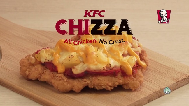 Ínycsiklandóan gusztustalan: itt a chizza, a KFC rántottcsirke-pizzája!