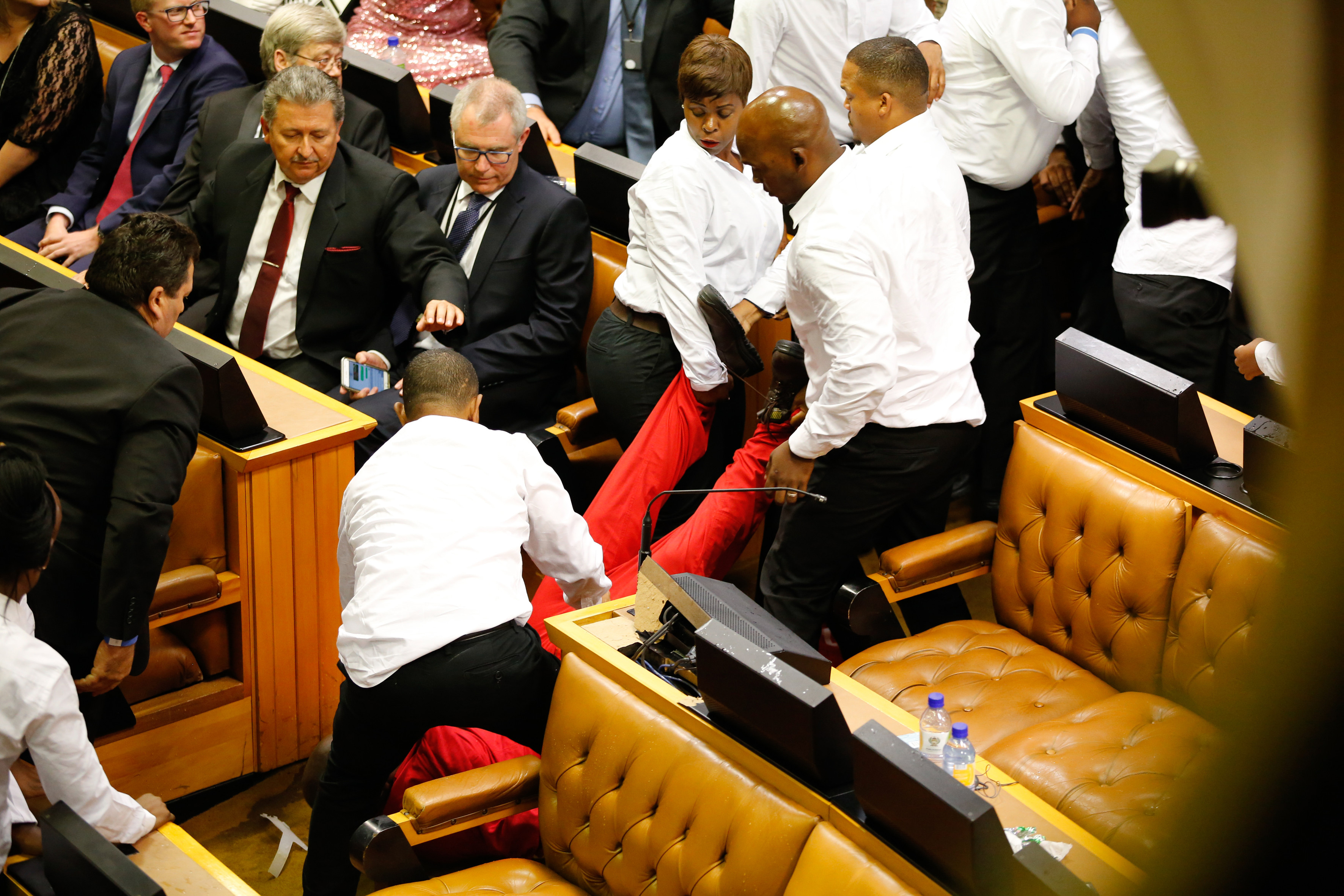 Tömegverekedés volt a dél-afrikai parlamentben