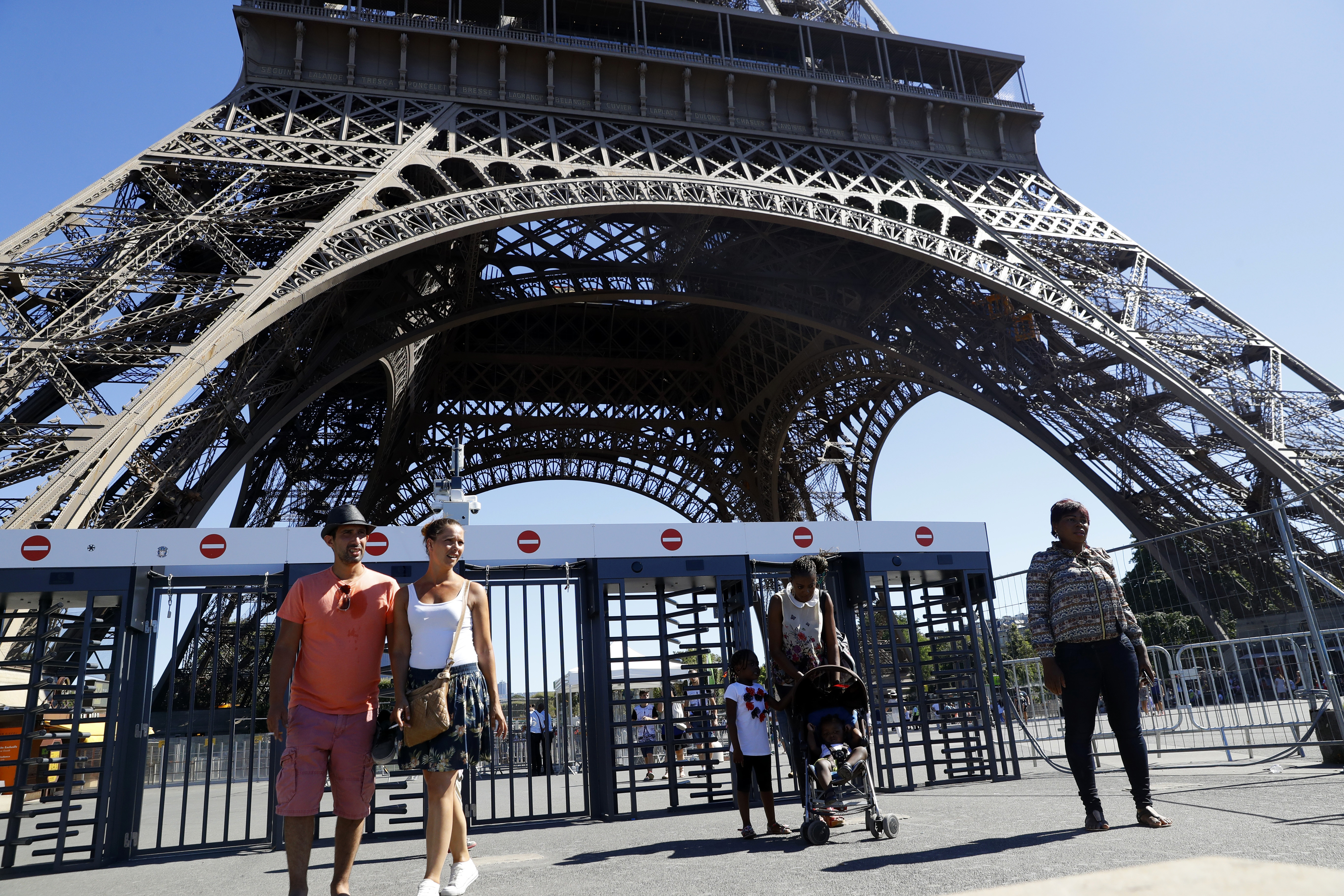 Védőkorlát és beléptetőkapu az Eiffel-torony tövében. AFP PHOTO / PATRICK KOVARIK