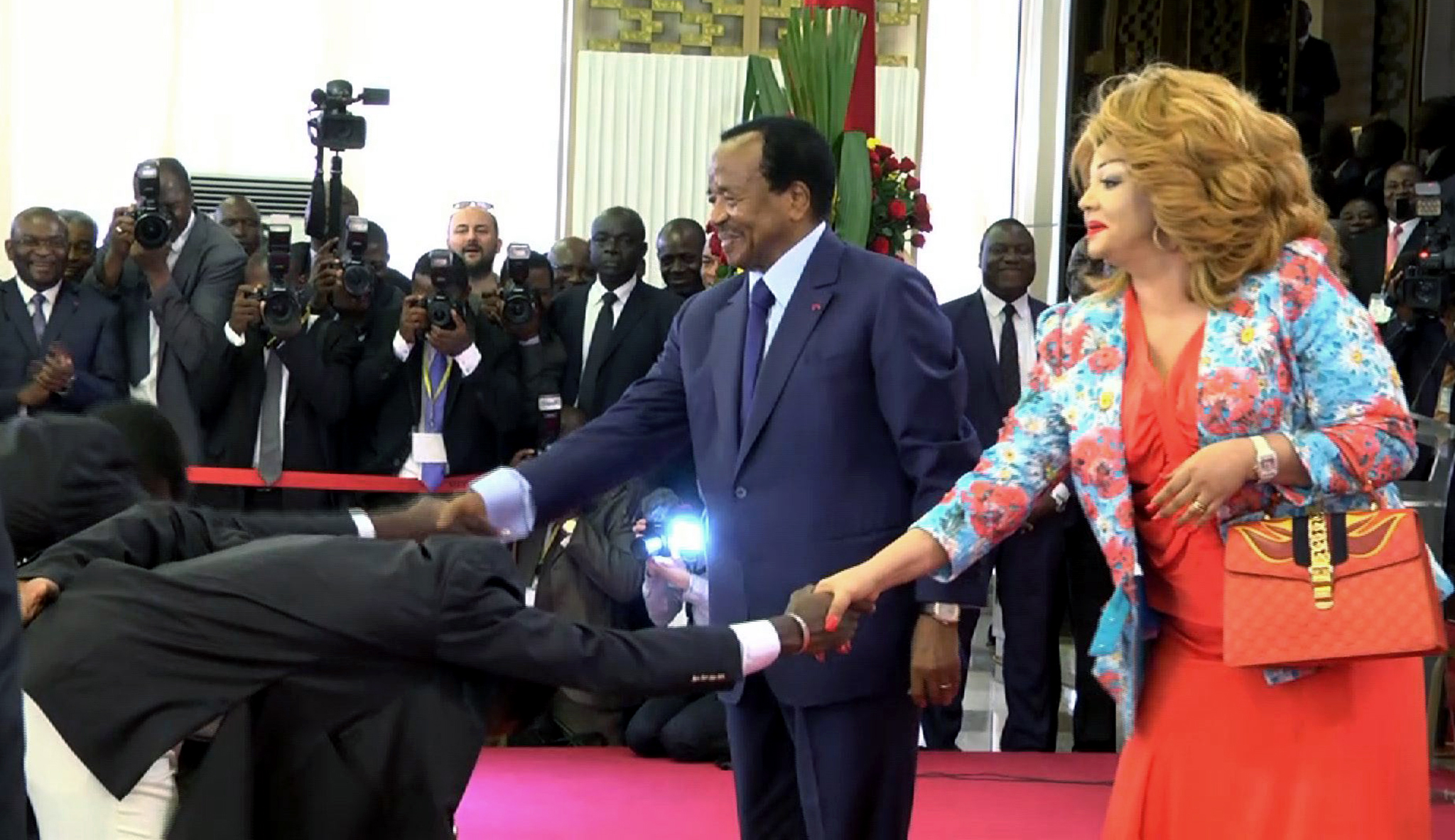 Derékszögben hajbókoltak országuk elnöke előtt a kameruni labdarúgók