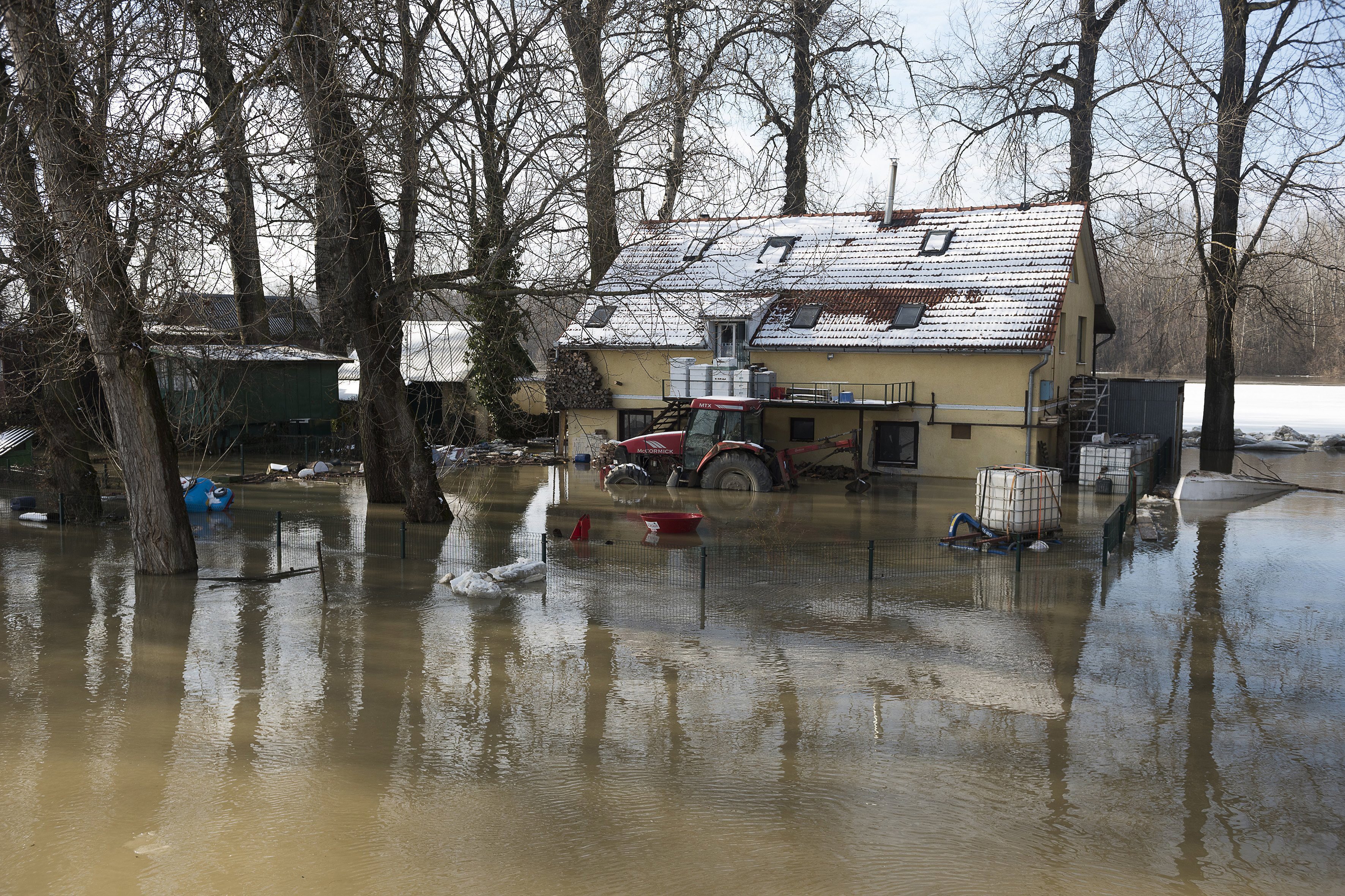 Elöntött, ártérbe épült Tisza-parti házak Cigándnál (Fotó: Balázs Attila / MTI)