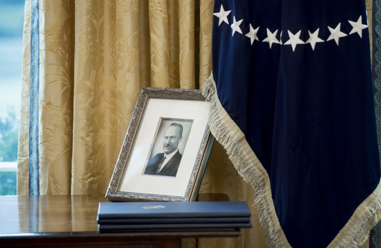 Fred Trump fotója a Fehér Házban, Donald Trump asztalán. Fotó: AFP / SAUL LOEB