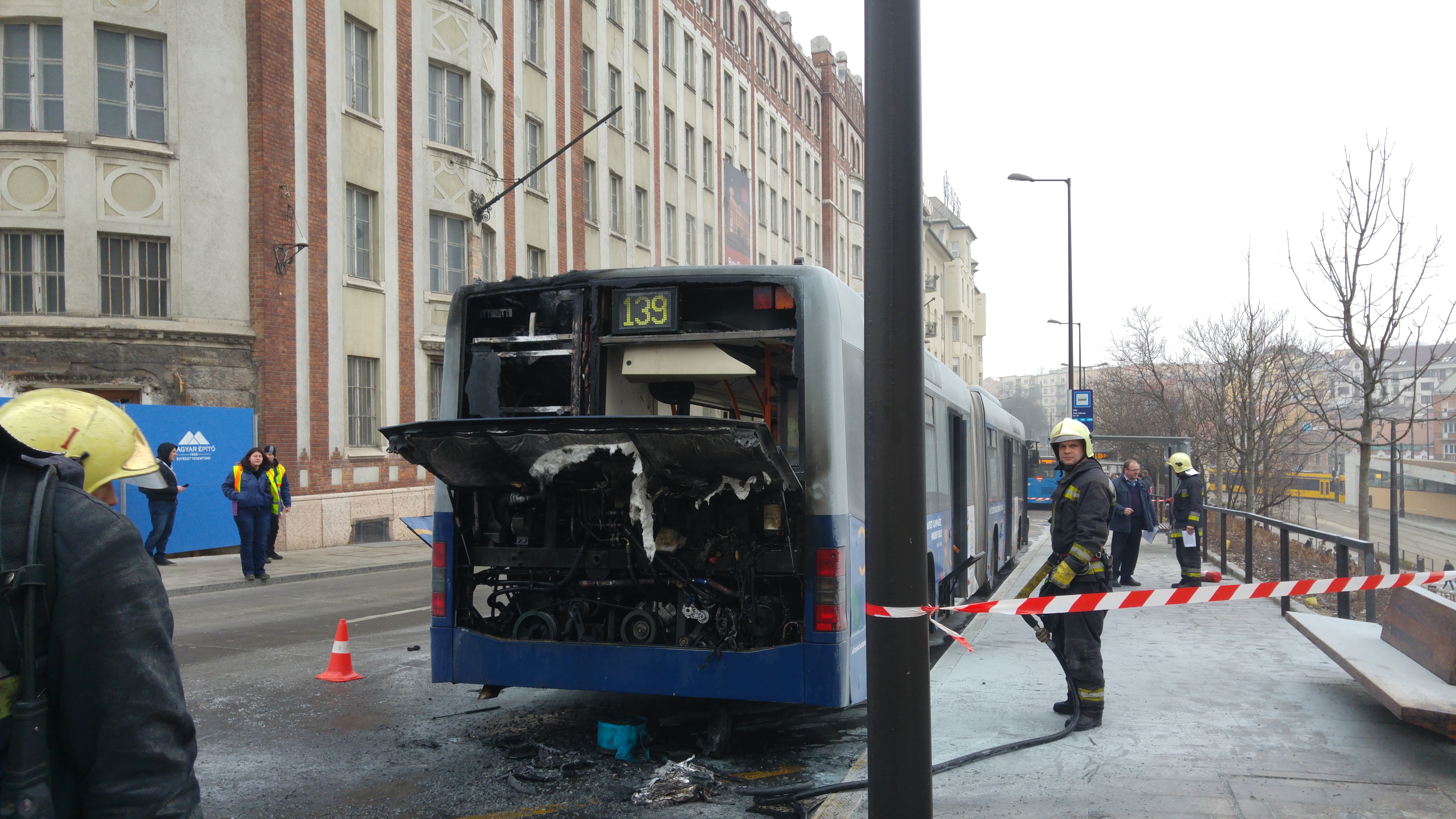 Kigyulladt egy busz a Széll Kálmán téren