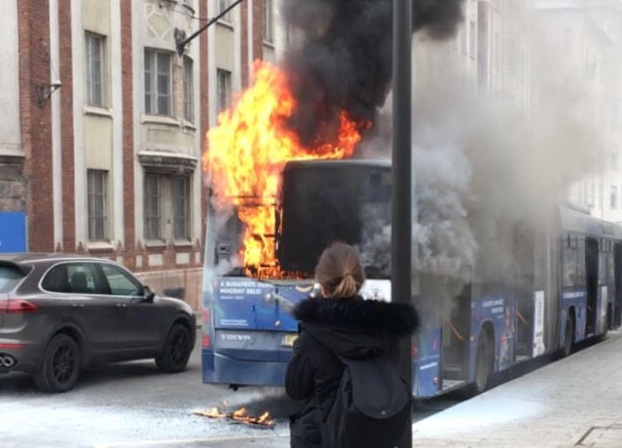 Elektromos tűz miatt gyulladt ki a busz délután a Széll Kálmán téren