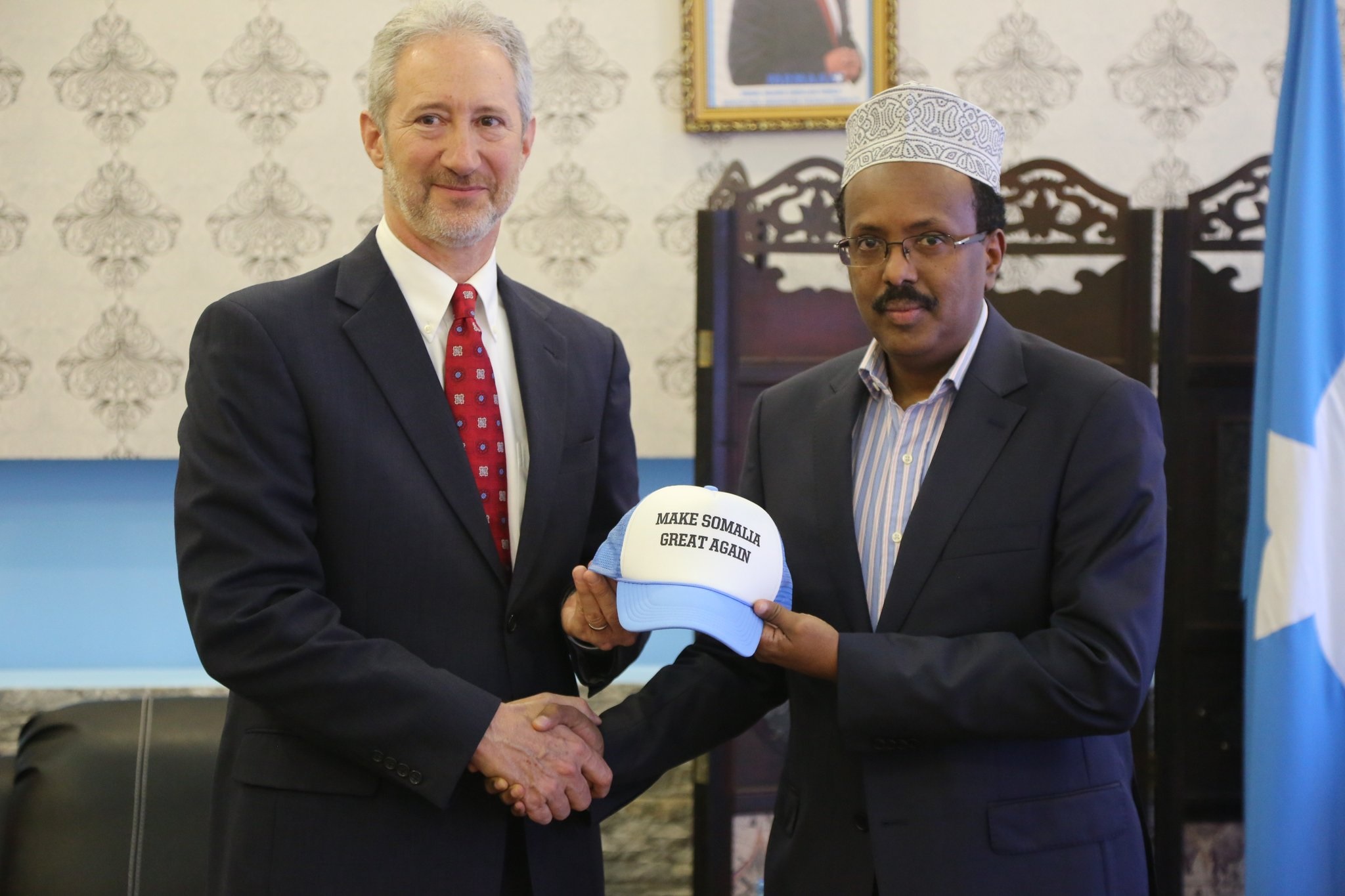 „Make Somalia Great Again” feliratú sapkát vitt ajándékba az amerikai nagykövet a szomáliai elnöknek