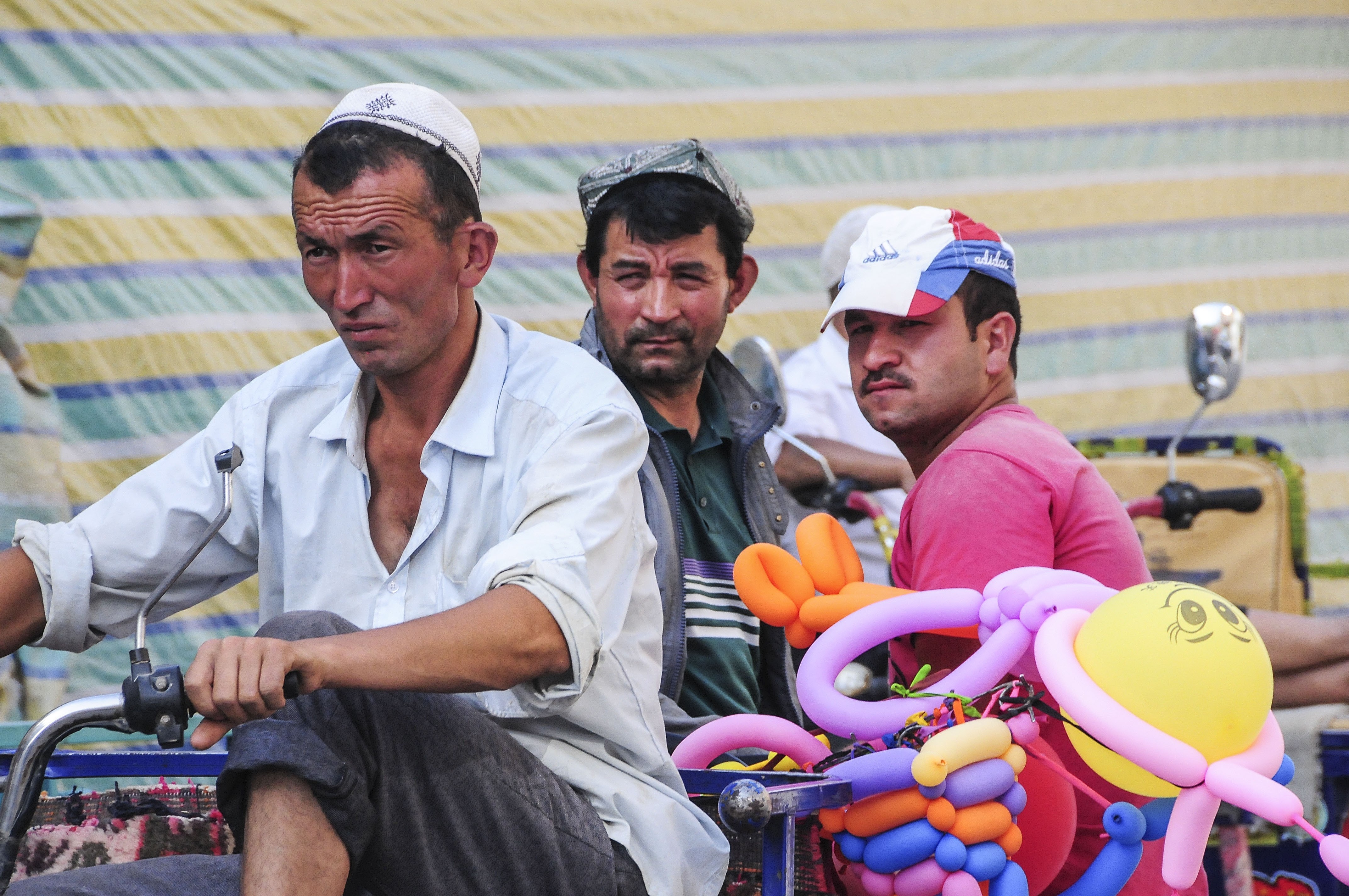 Kína arra kötelezi az ujgurokat, hogy szereljenek műholdas nyomkövetőt a járműveikbe