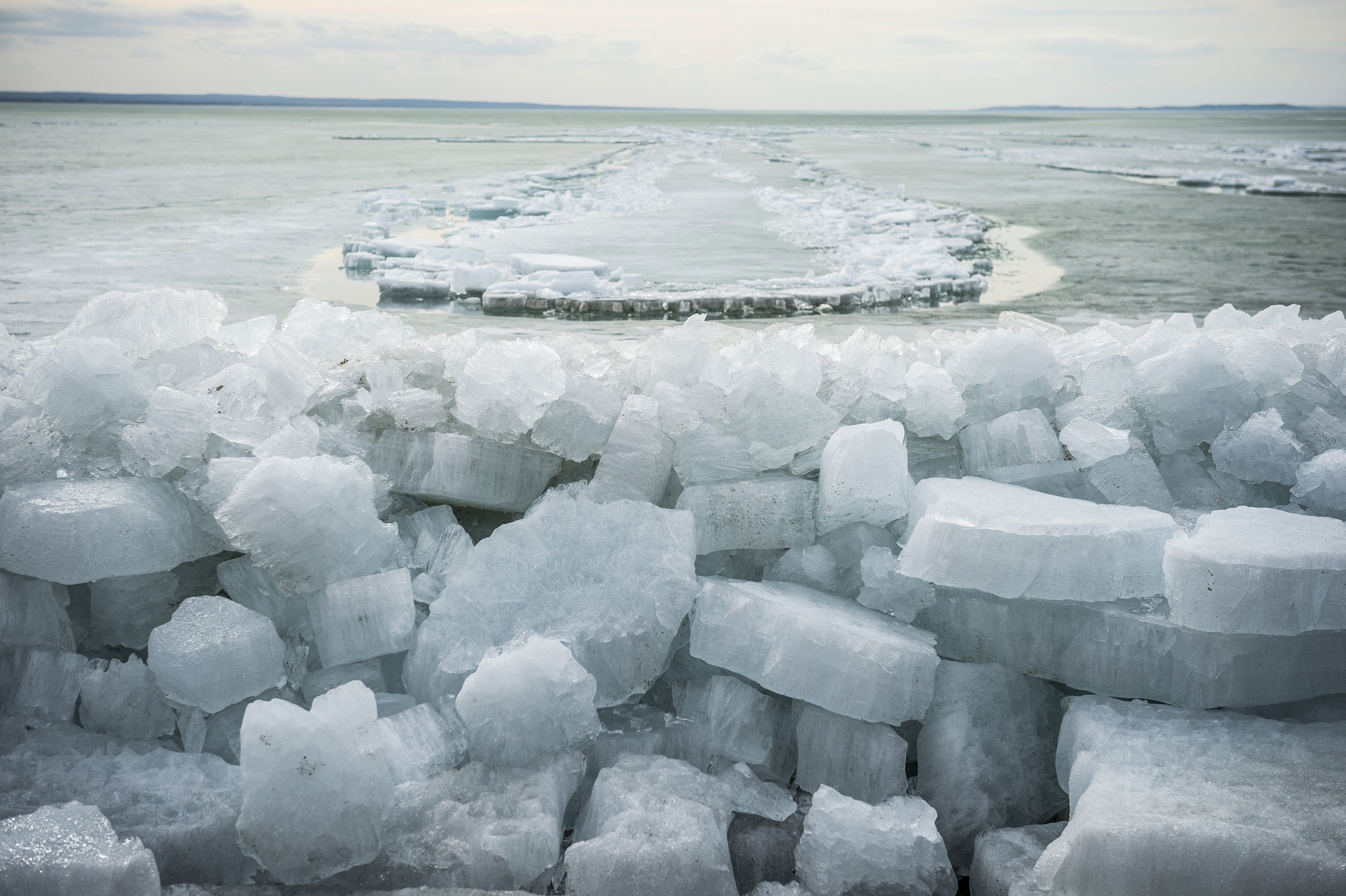 Embermagasságban áll a feltorlódott jég Balatonakarattyánál