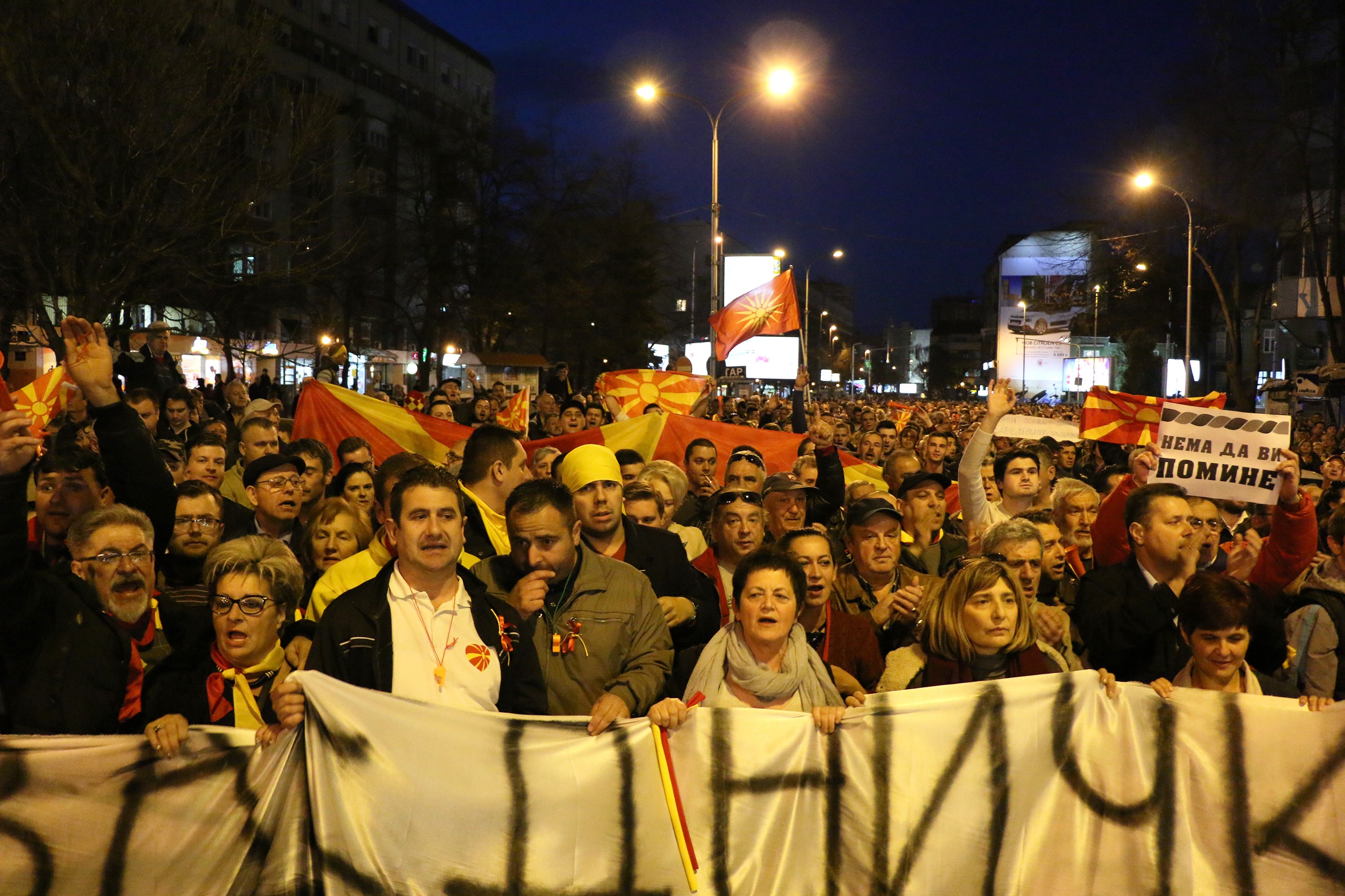 Tüntetés Szkopjéban az albán pártok kormányra kerülése ellen. Fotó: Besar Ademi / Anadolu Agency
