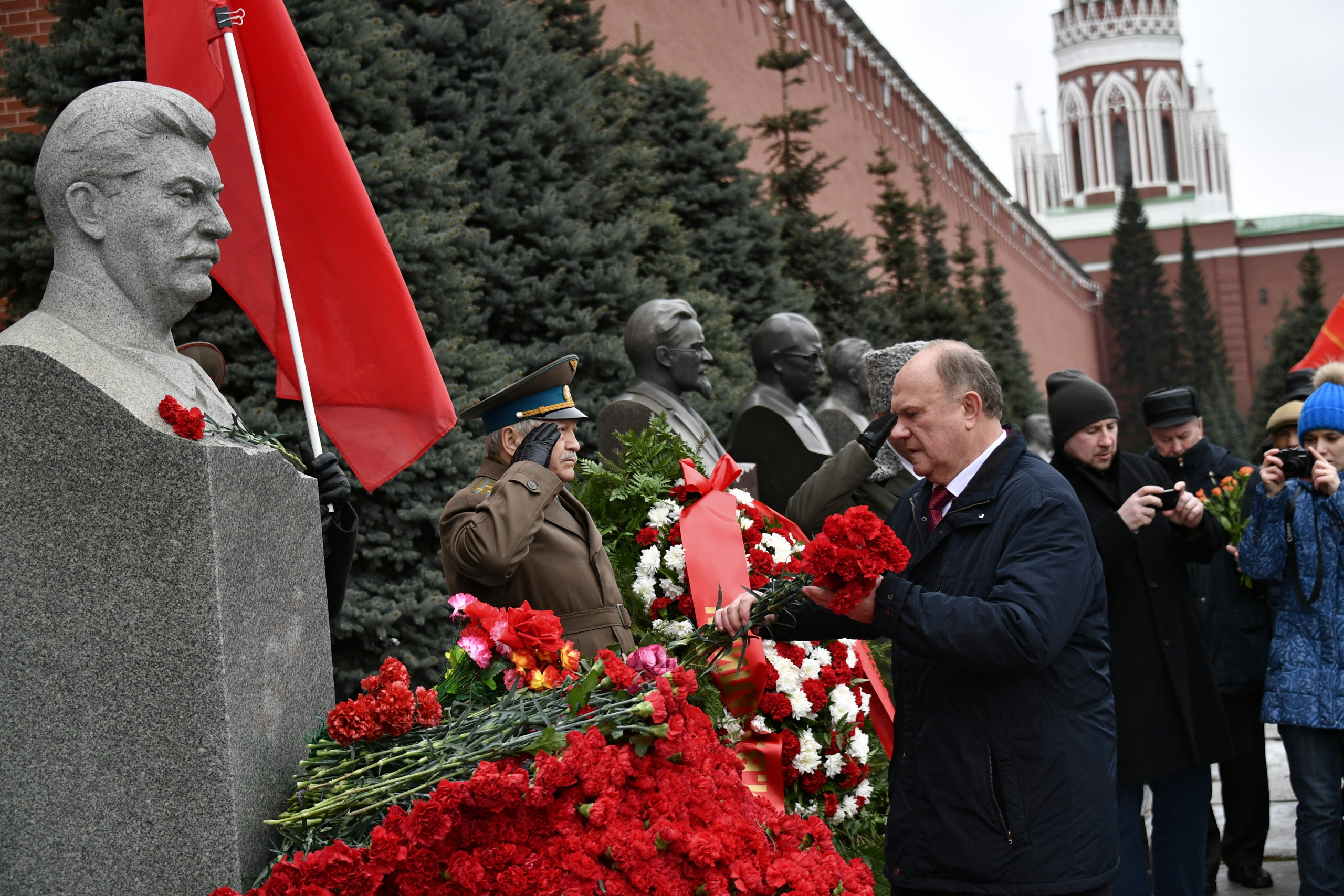 Возложение цветов к памятнику Сталина