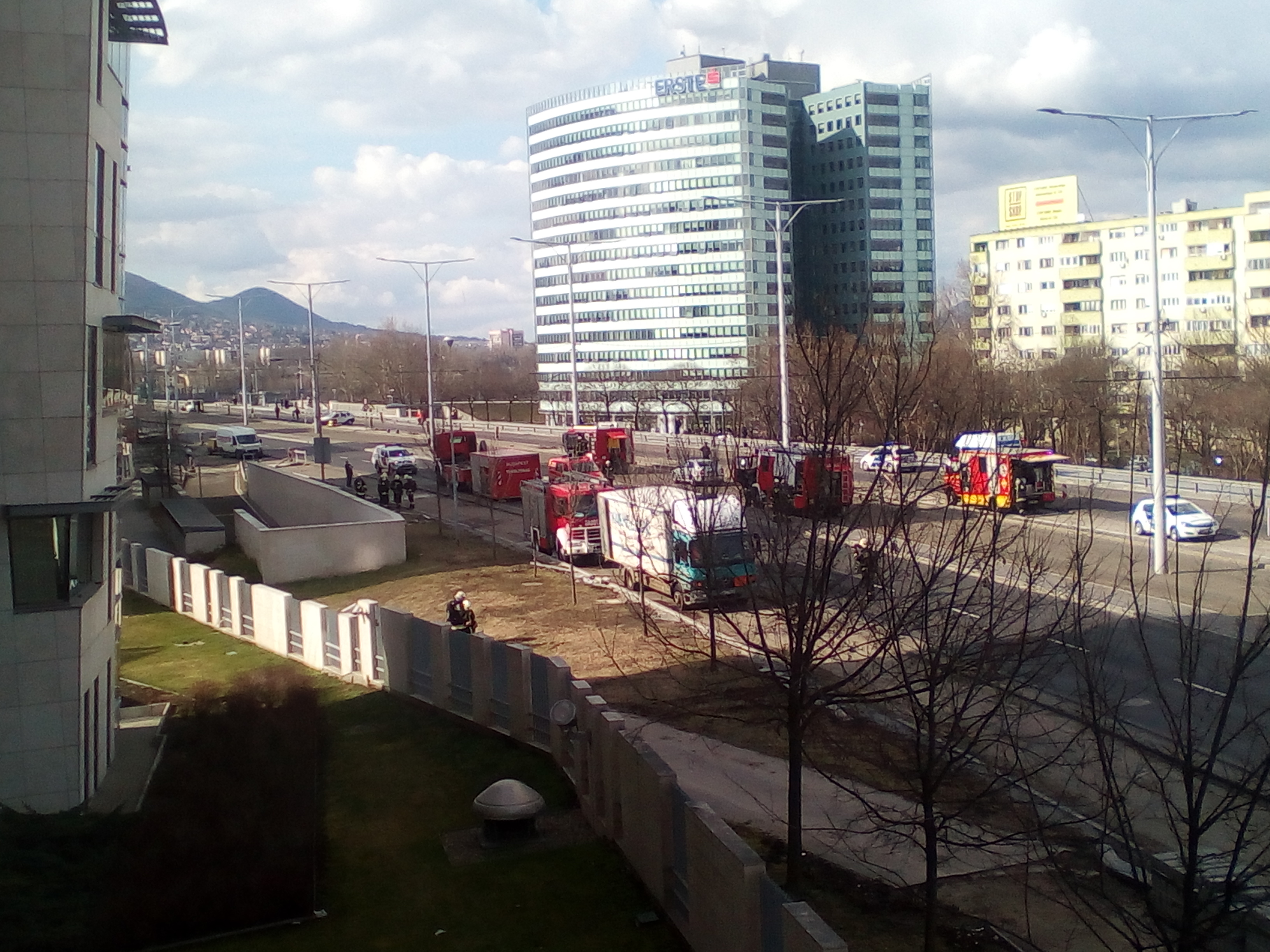 Acetont szállító kamion tartálya sérült meg, lezárták az Árpád híd egy részét