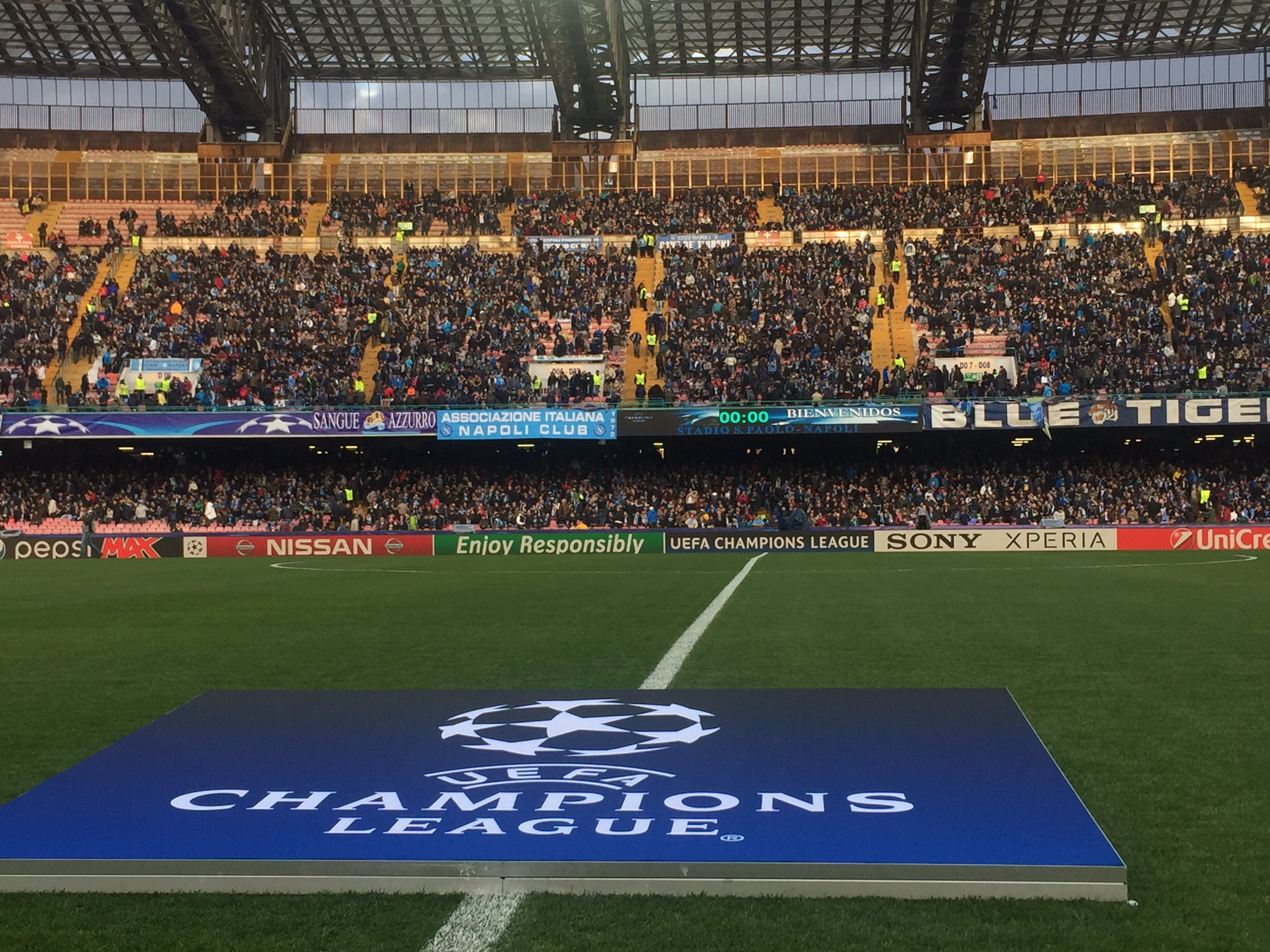 Egész éjjel Real Madrid játékosok ablaka alatt zajongtak a Napoli szurkolói