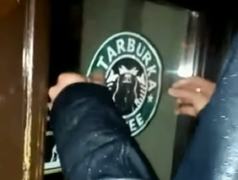 Duginista magyar fiatalok fekete kapucnit húztak, aztán matricákat ragasztgattak egy Starbucks ablakaira, mert nem szeretik a muszlimokat