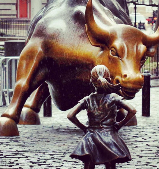 Nőnapi kislány száll szembe a Wall Street Bikájával