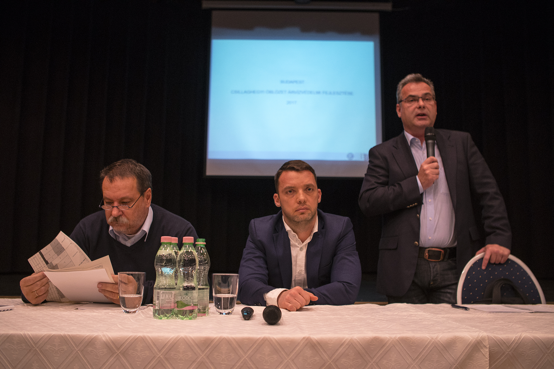 Az első és a városvezetés szándéka szerint utolsó lakossági fórum a gátépítésről. A két nyomvonal összehasonlítását mutatta be Szeneczey Balázs főpolgármester.