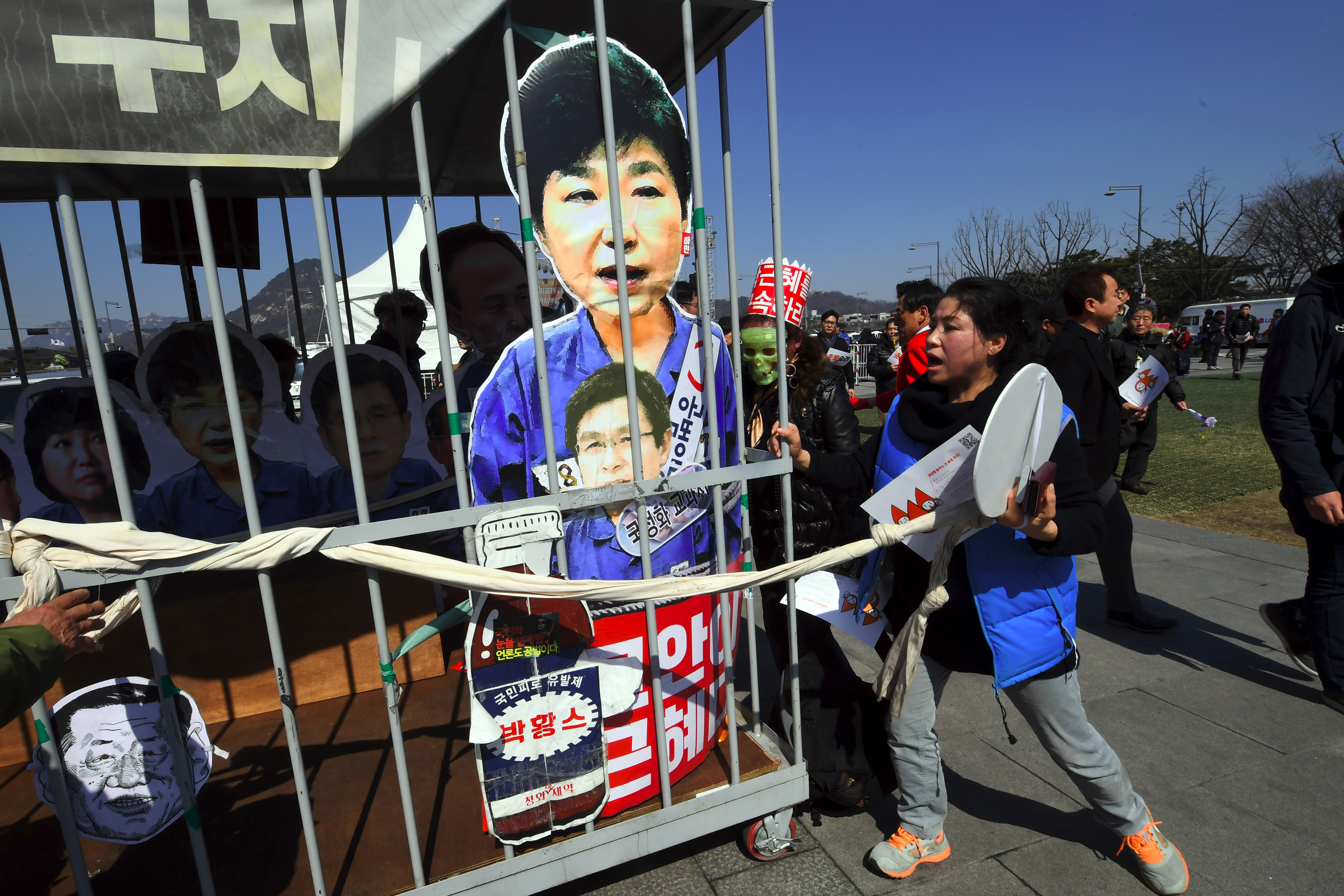 Az alkotmánybíróság leváltotta a korrupciós botrányba keveredő dél-koreai elnököt