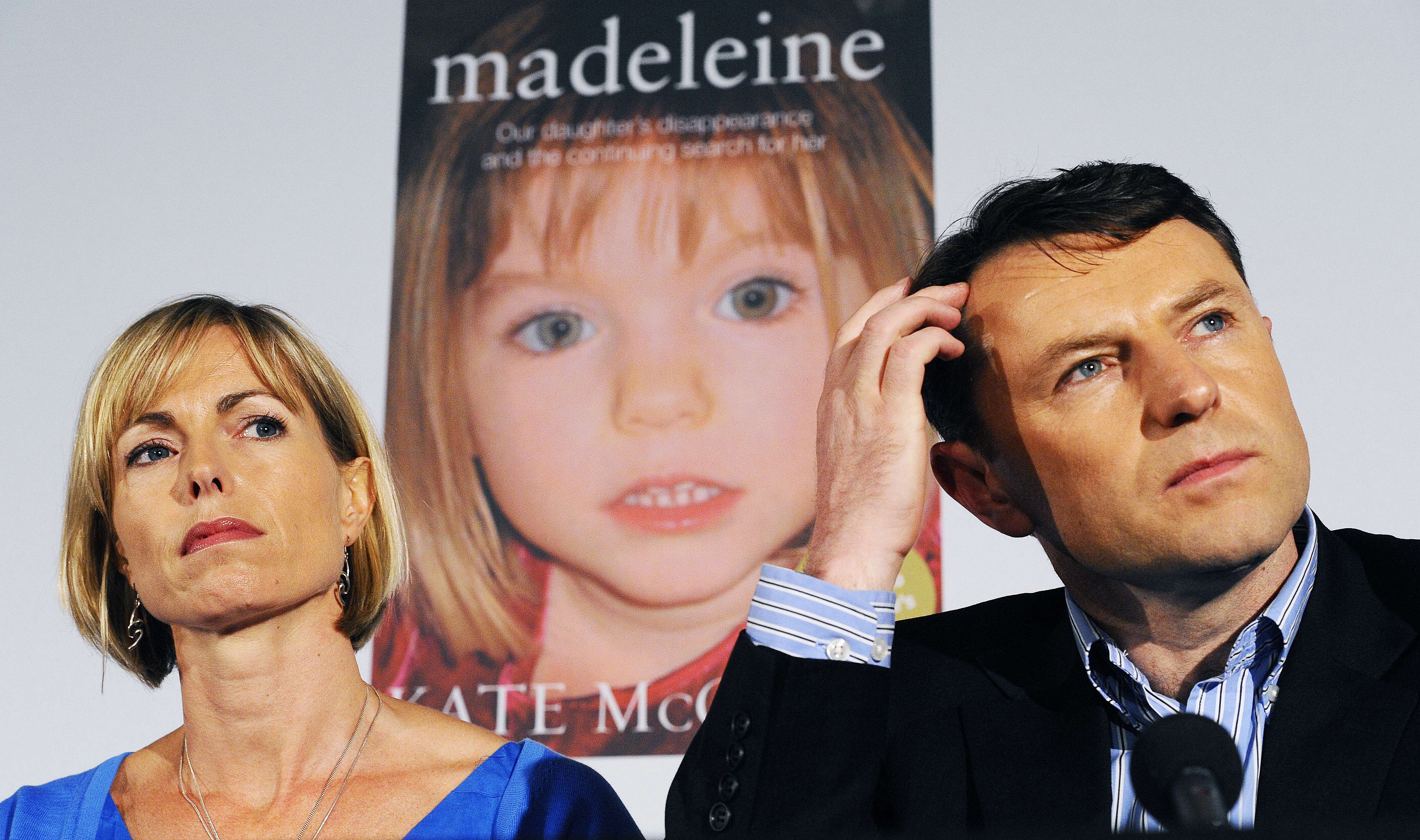 Madeleine McCann szülei, Kate és Gerry McCann, a háttérben lányuk poszterével 2011. május 12-én Londonban.