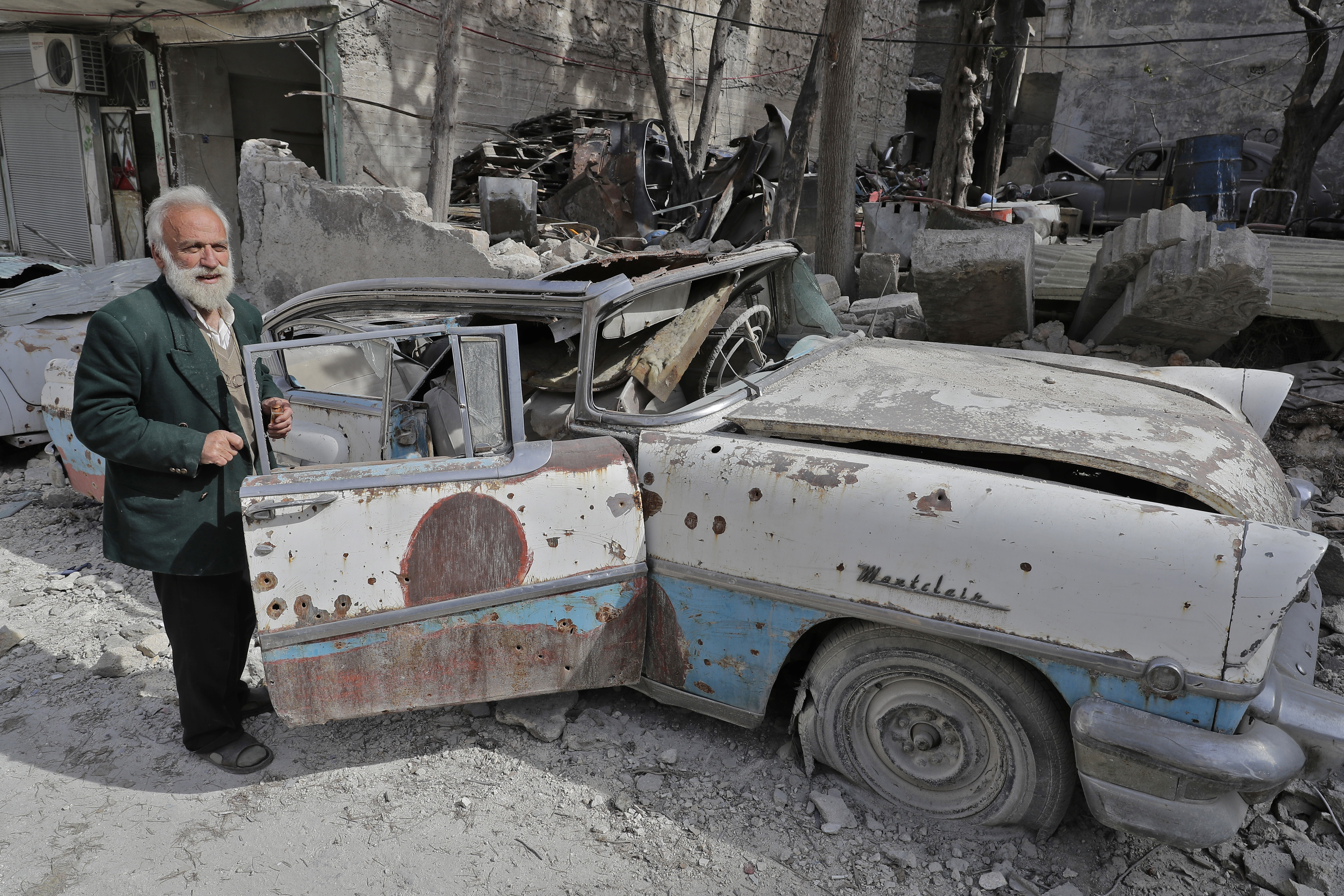 Egyetlen ép autója sem maradt az aleppói autógyűjtőnek