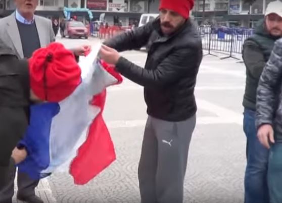 A holland helyett francia zászlót égettek a rettenetesen dühös törökök