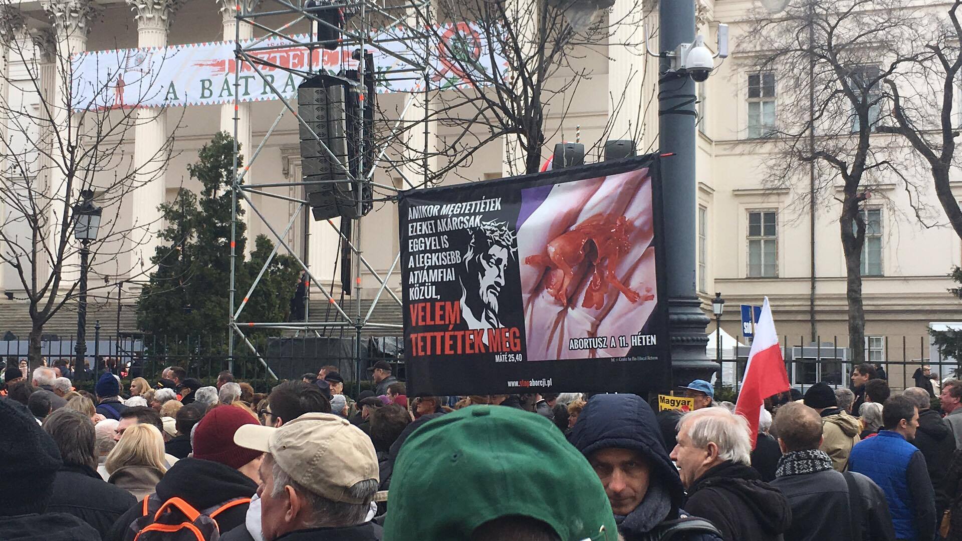 Brutális abortuszos fotóval sokkolták az Orbánra várókat a lengyel tüntetők