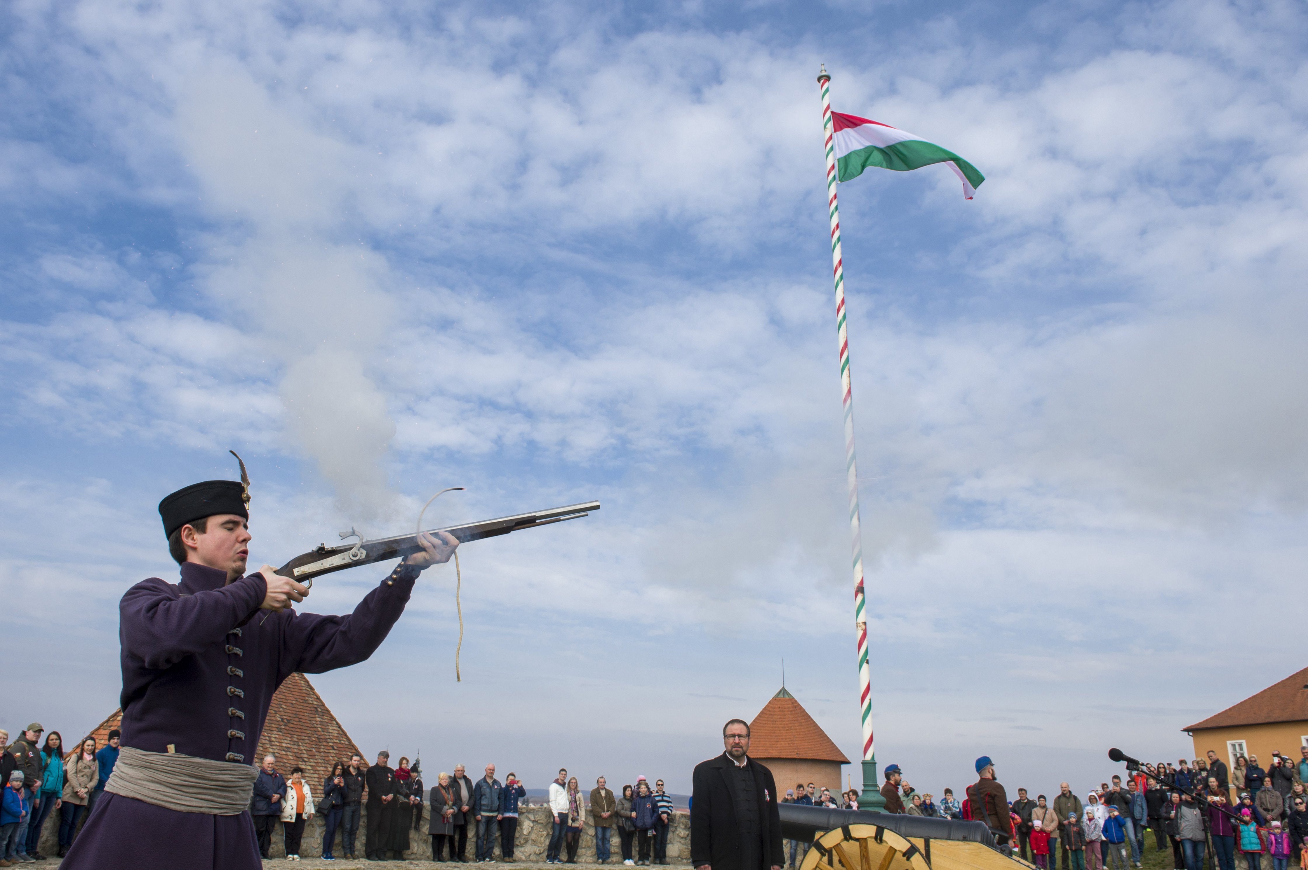 Mészáros Lőrincék 5,3 milliárdért építkeznek a Citadellán egy zászlórúd miatt