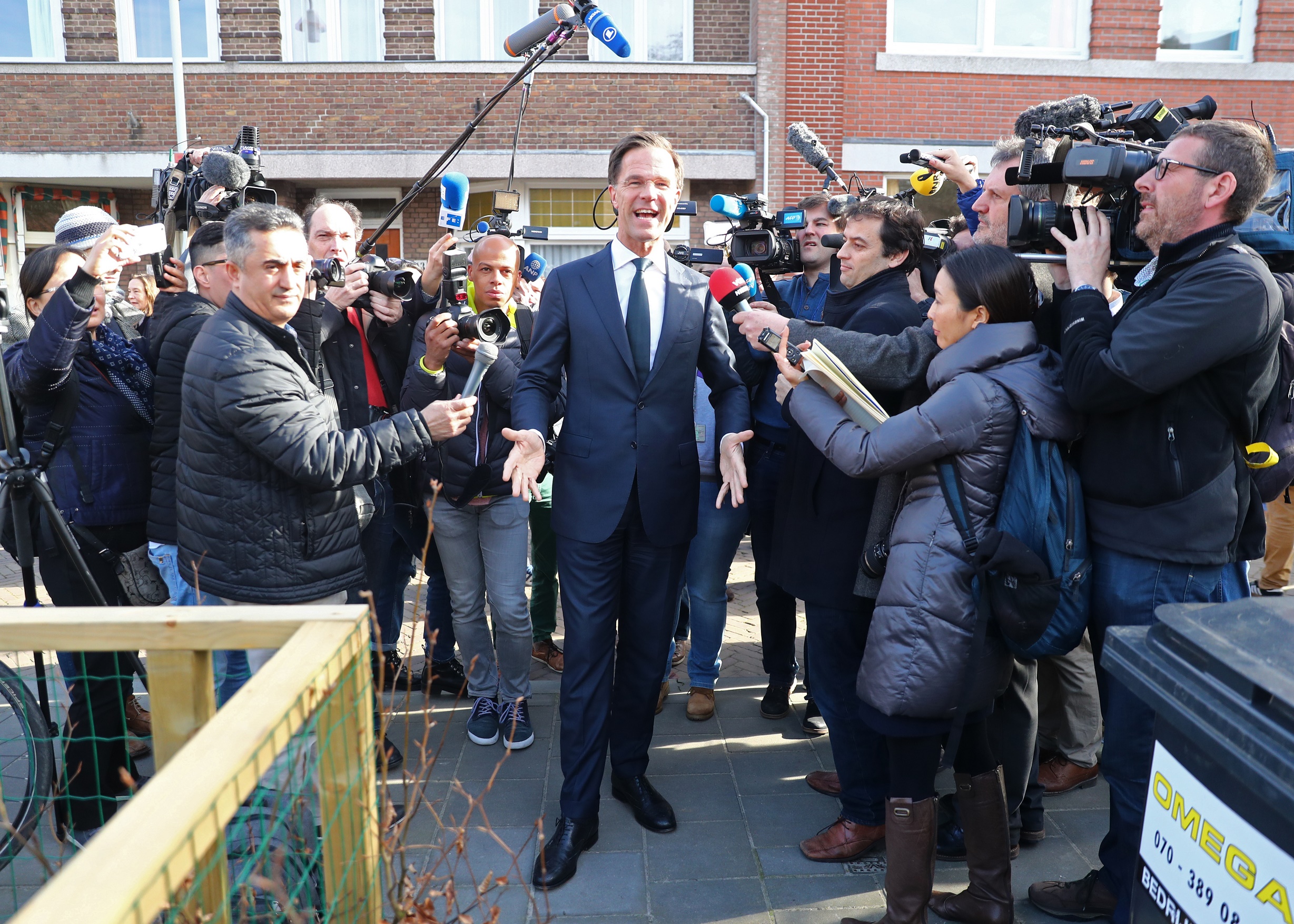Mark Rutte miniszterelnök érkezik a szavazóhelyiségbe (Fotó: Jerry Lampen / AND / AFP)