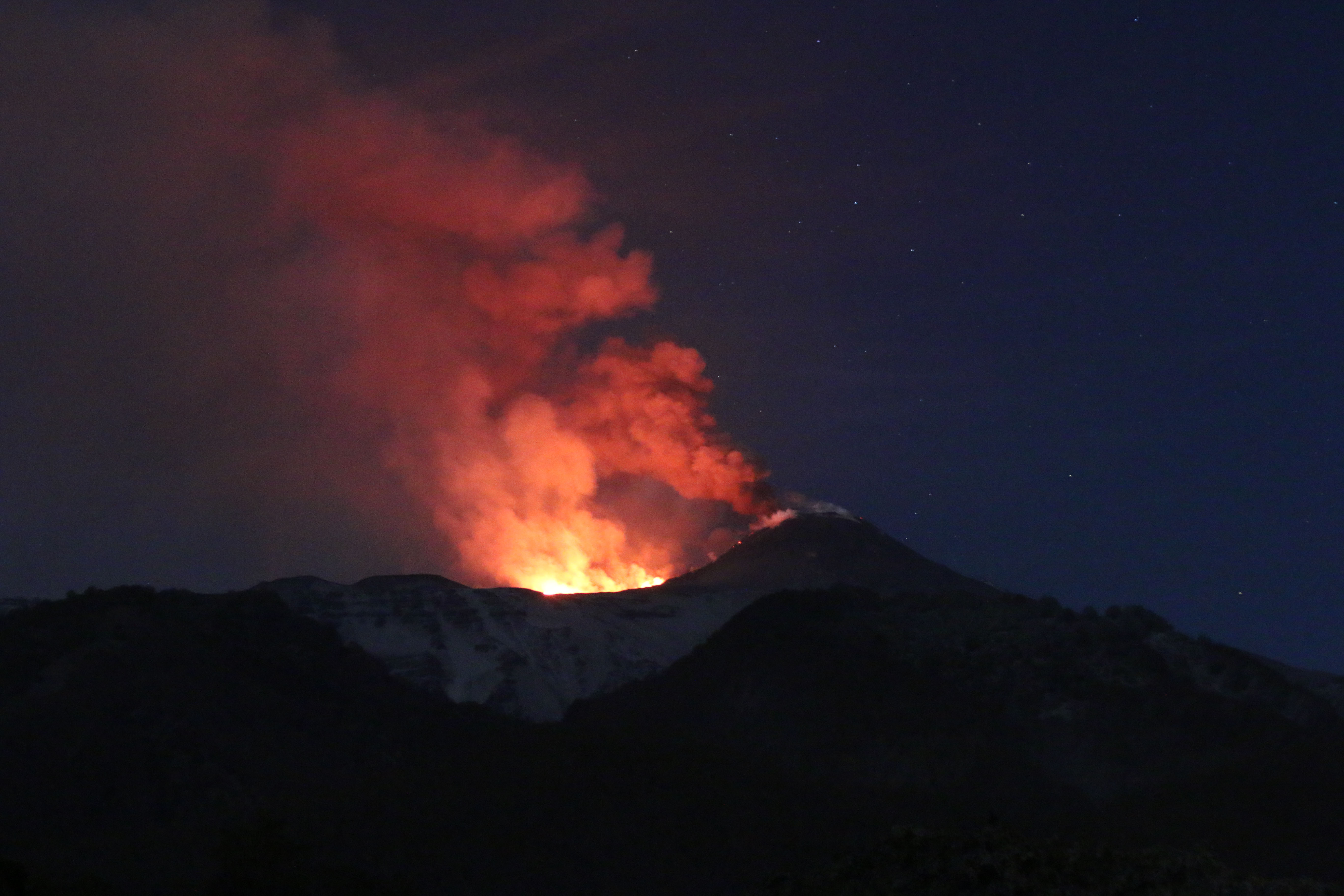 Éppen az Etnán járt a BBC stábja, amikor a vulkán elkezdett kitörni