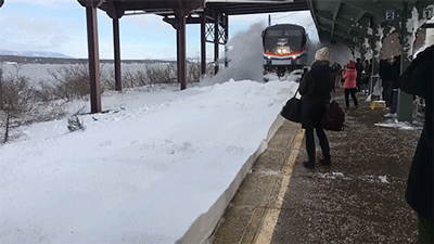 Jó ötletnek tűnt közelről felvenni, ahogy a vonat áthalad a nagyon havas síneken