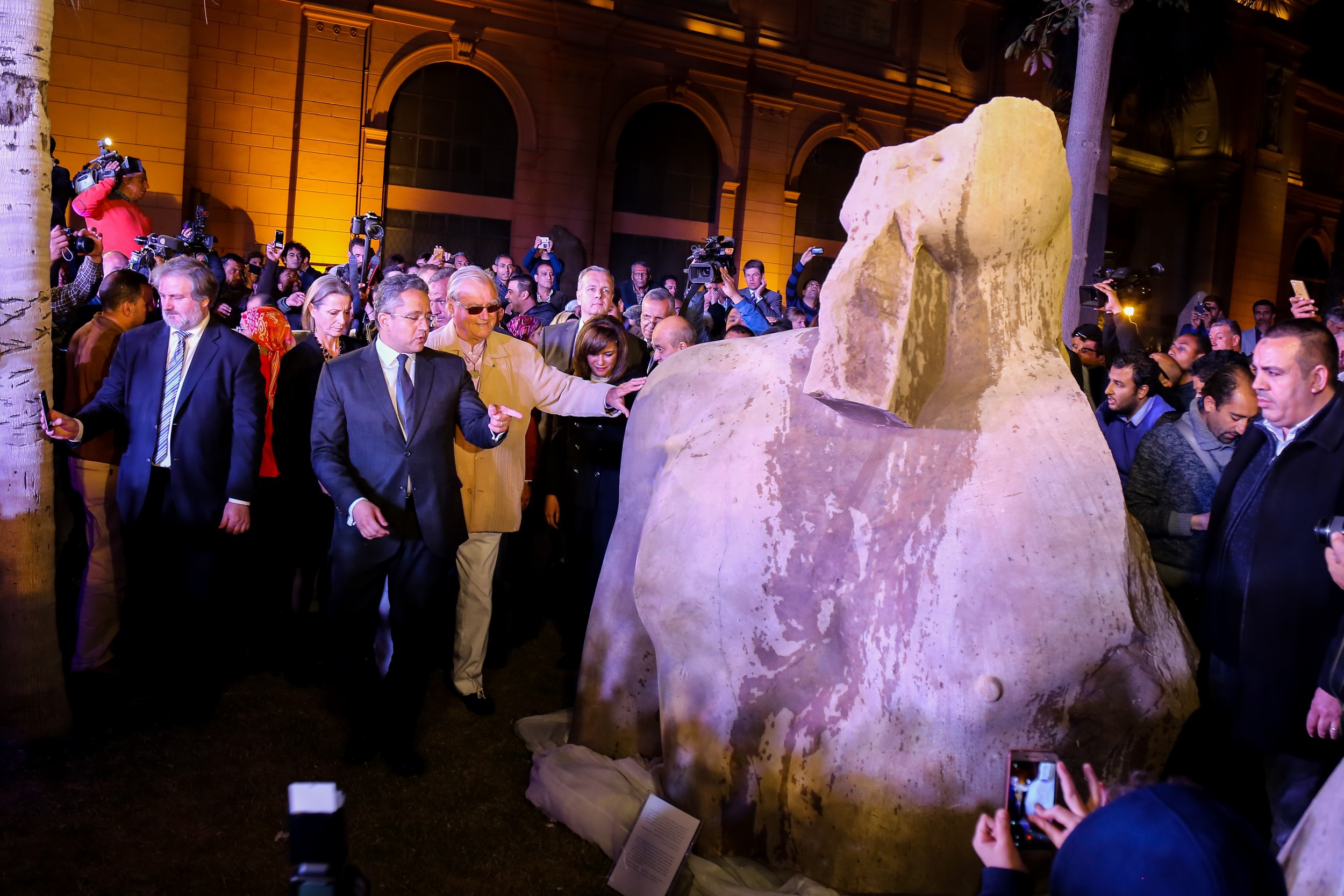 Nem II. Ramszeszt ábrázolja a kairói mocsárban megtalált óriásszobor