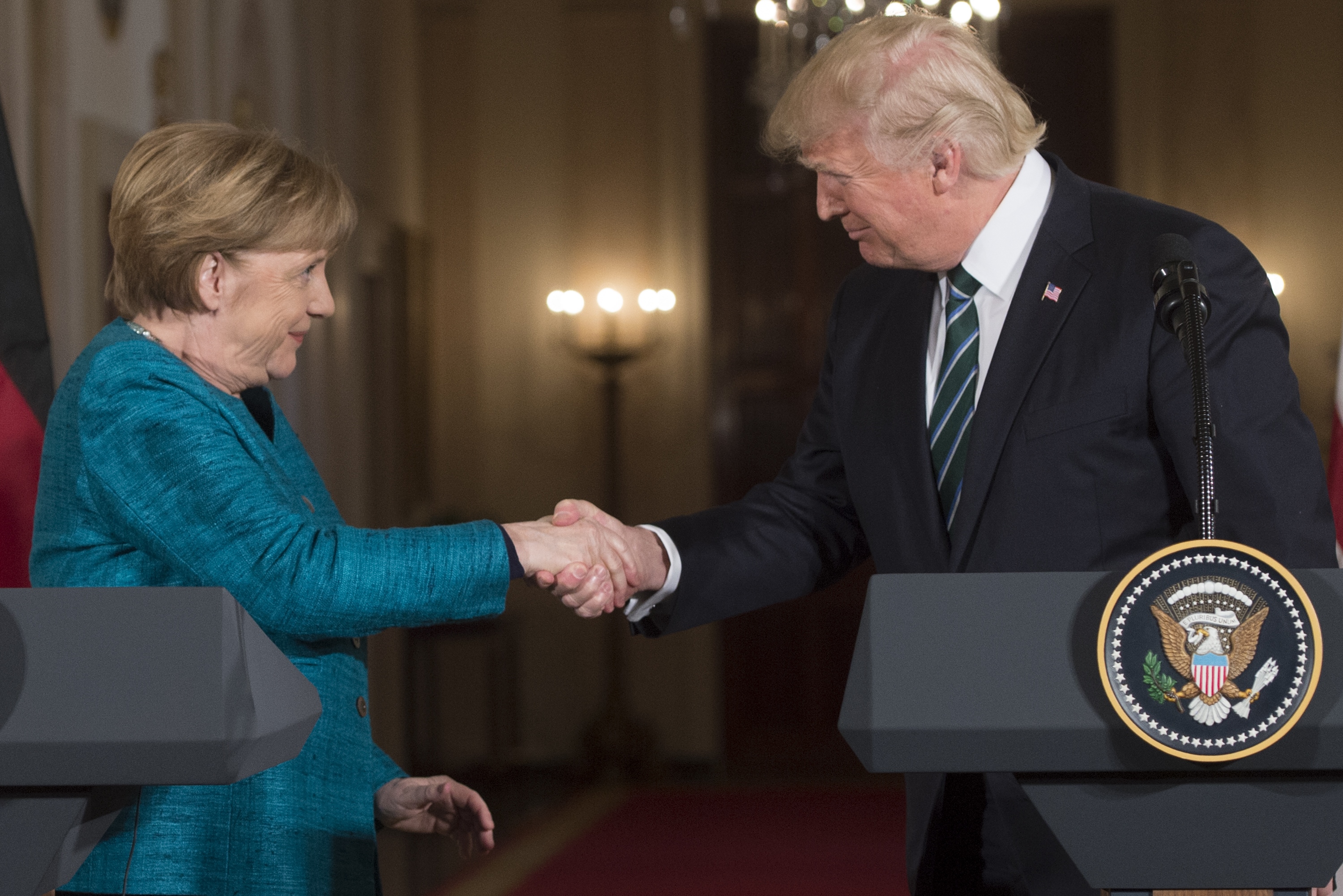 Trump Merkelnek: Lehallgatni mindkettőnket lehallgatott Obama