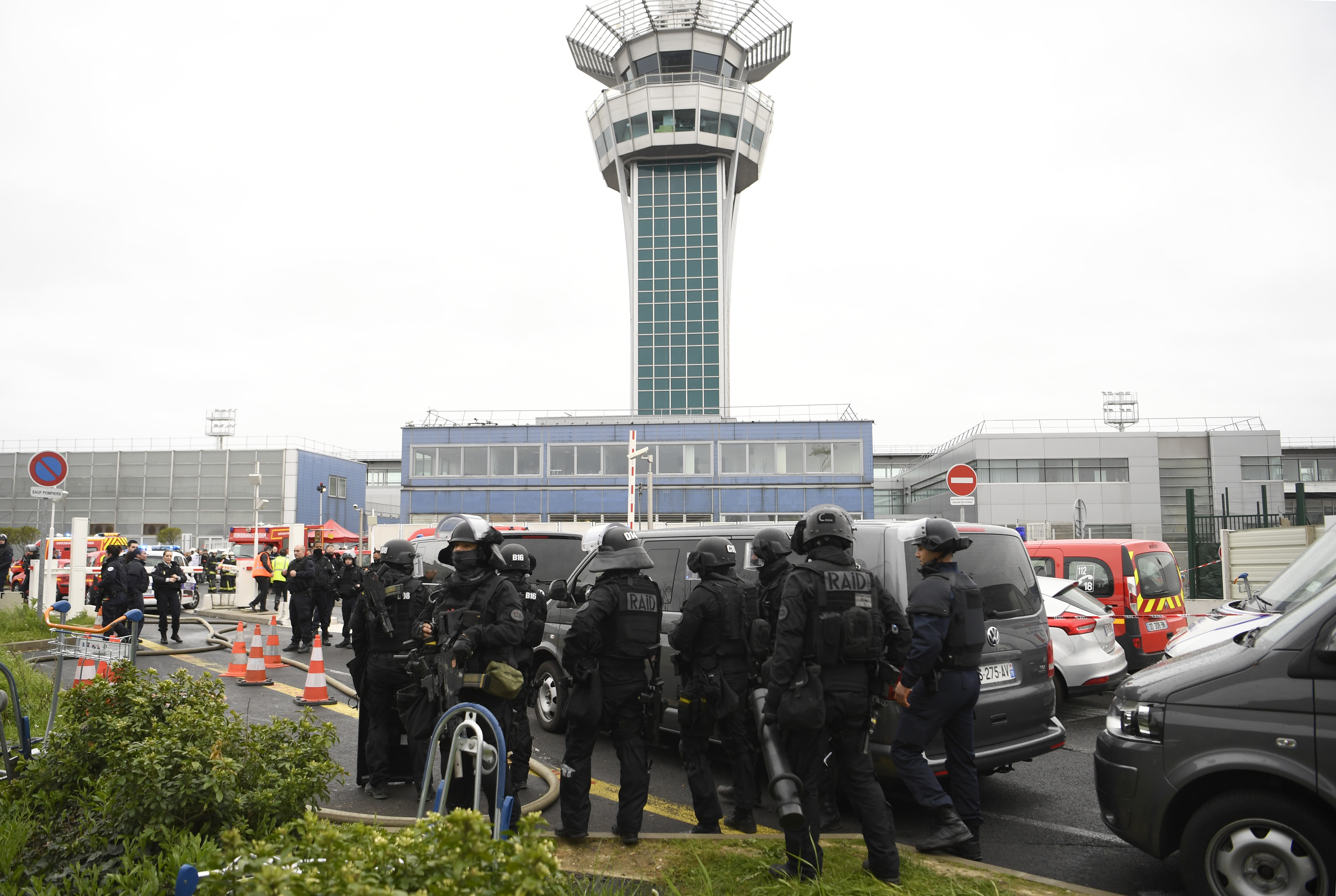 Támadás előtt bocsánatot kért az apjától a párizsi reptéren megölt terrorista