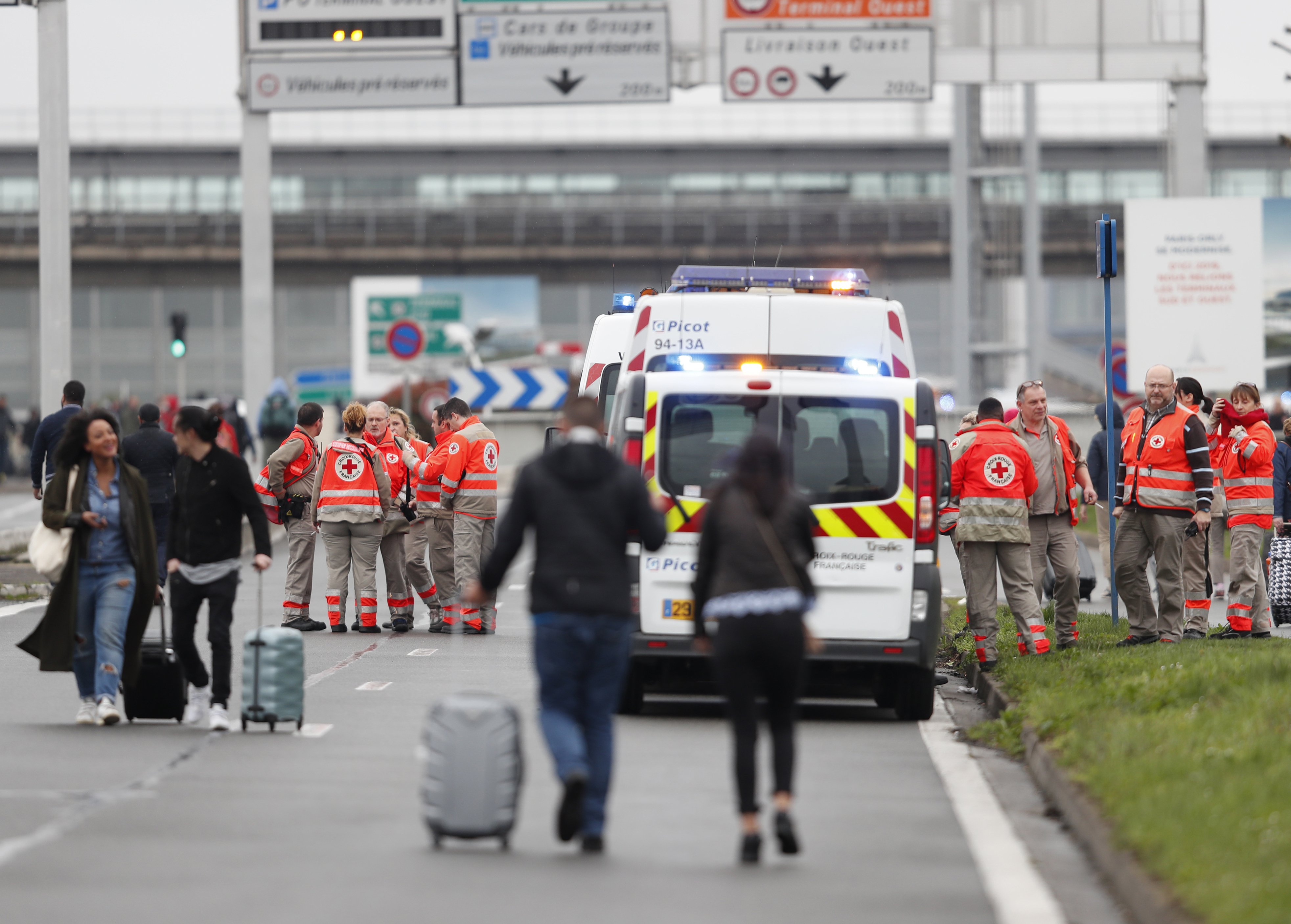 Terrorcselekménnyé nyilvánították a párizsi reptéri lövöldözést