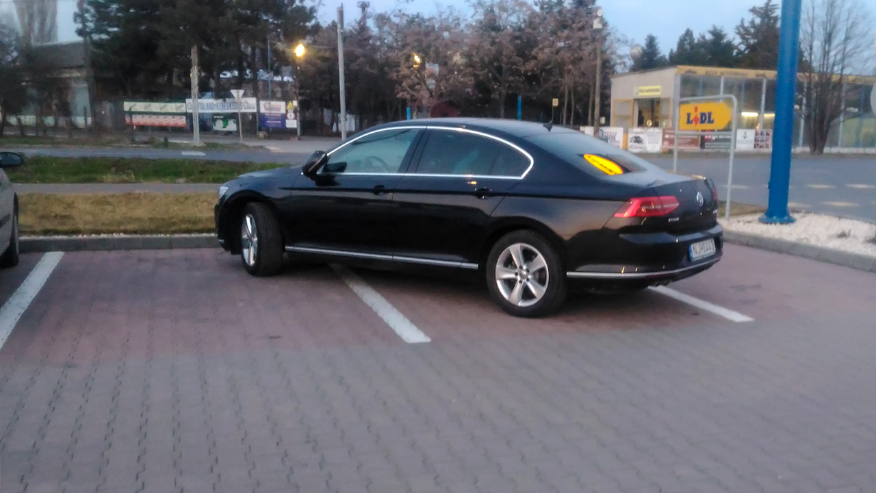 Így parkol egy vérbeli fideszes polgármester