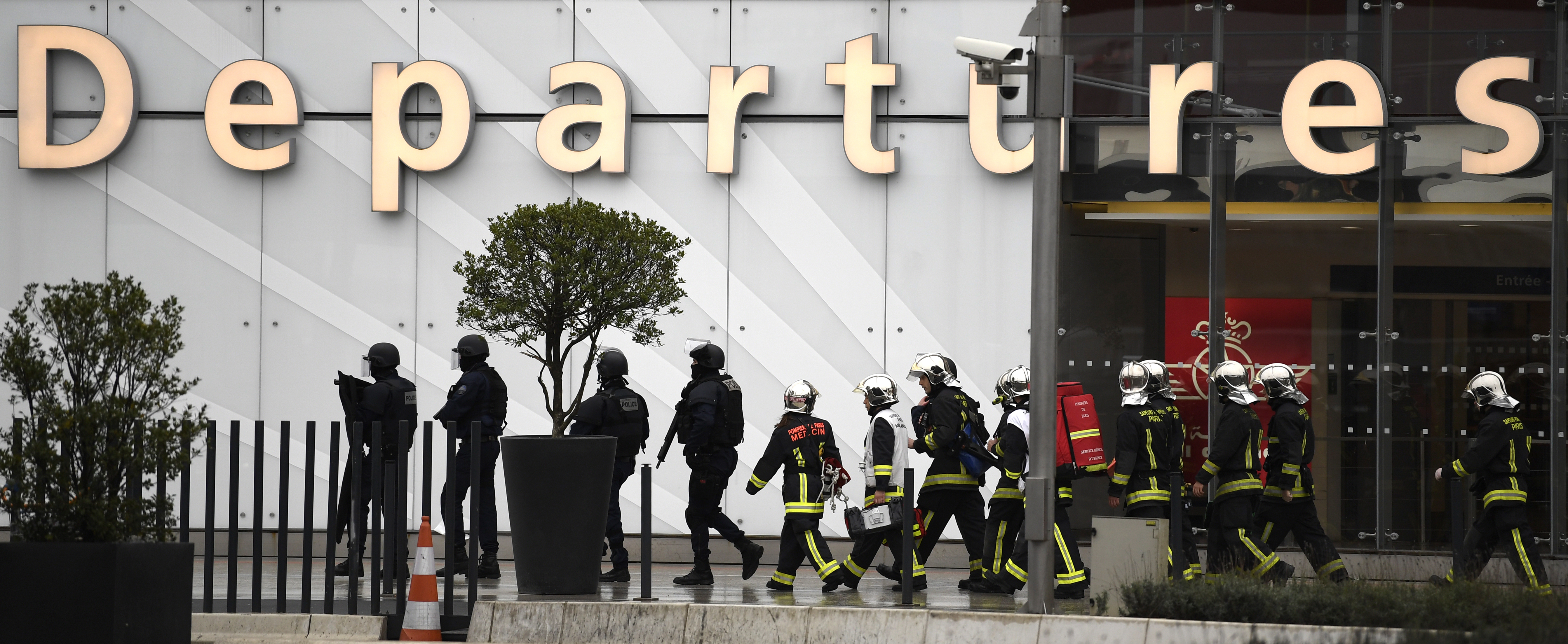 Ittas és bódult volt a párizsi reptéren katonára támadó férfi