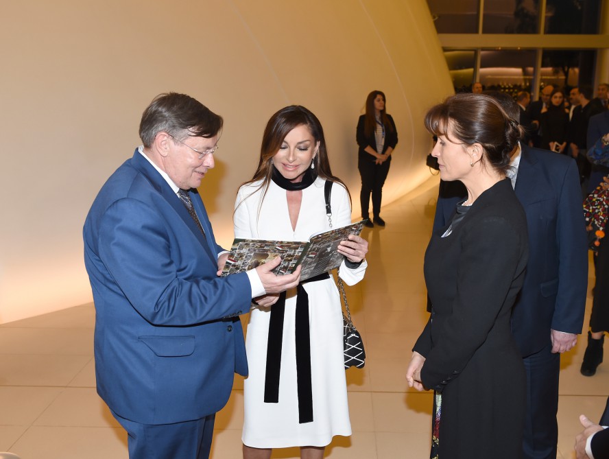 Orbán felesége az azeri diktátor feleségével nyitott meg egy kiállítást