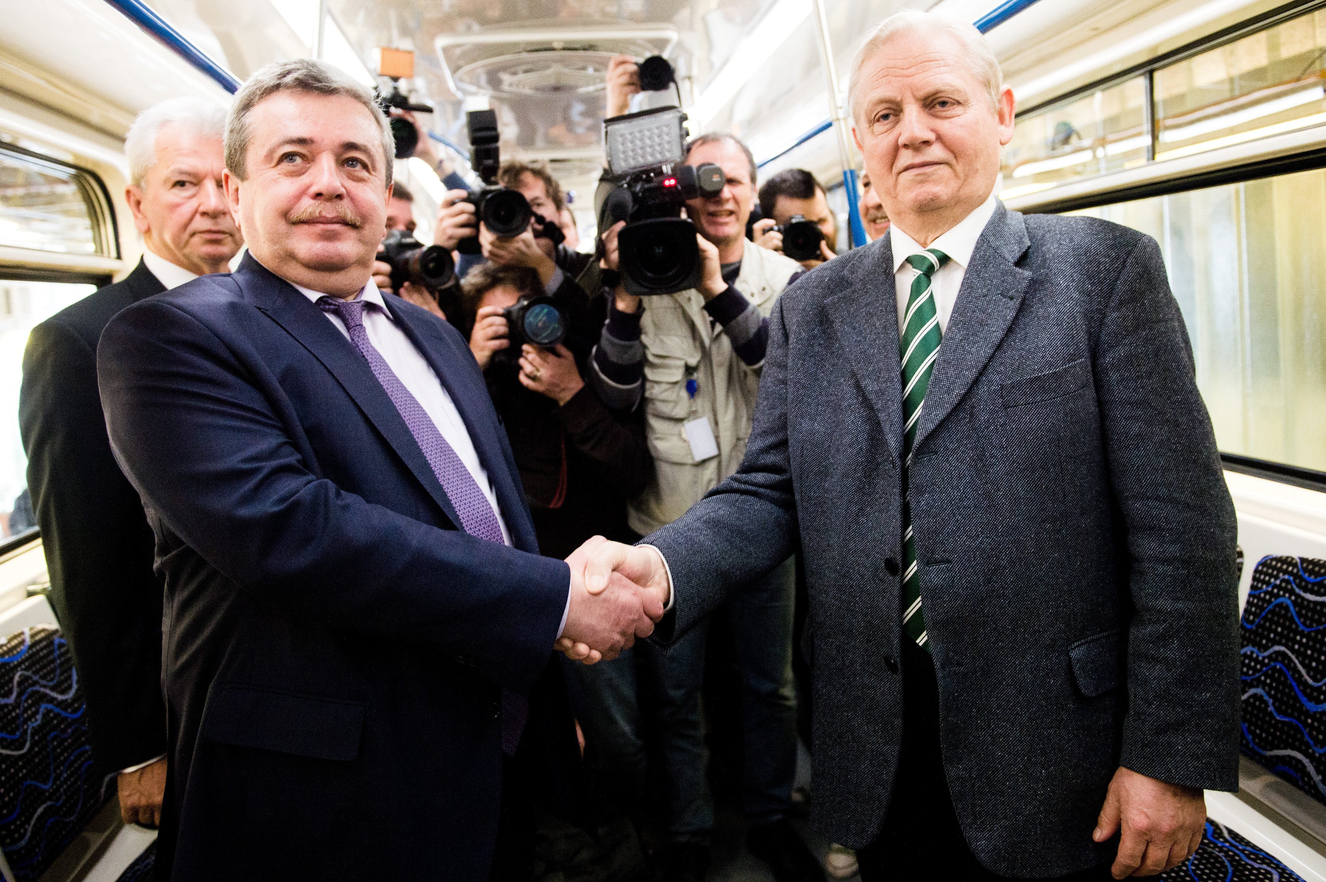 Tarlós István és Borisz Bogatirjev átadta az M3-as metró első felújított szerelvényét