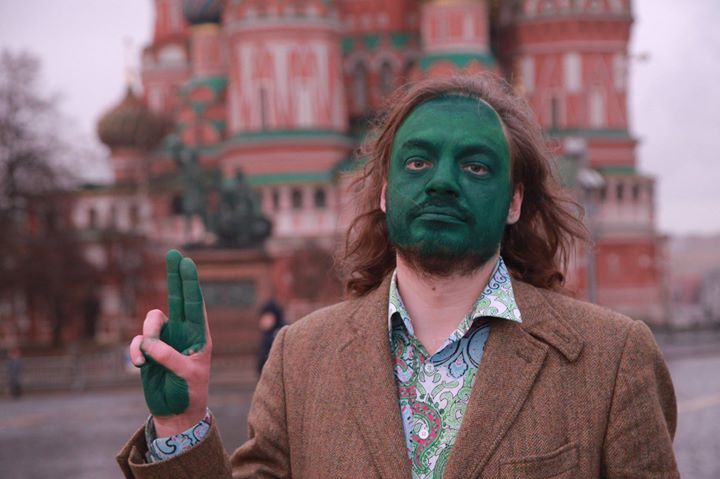 Bevitték a rendőrök az orosz ellenzékit, aki zöldre festett arccal állt ki a zöld festékkel leöntött ellenzéki vezető mellett