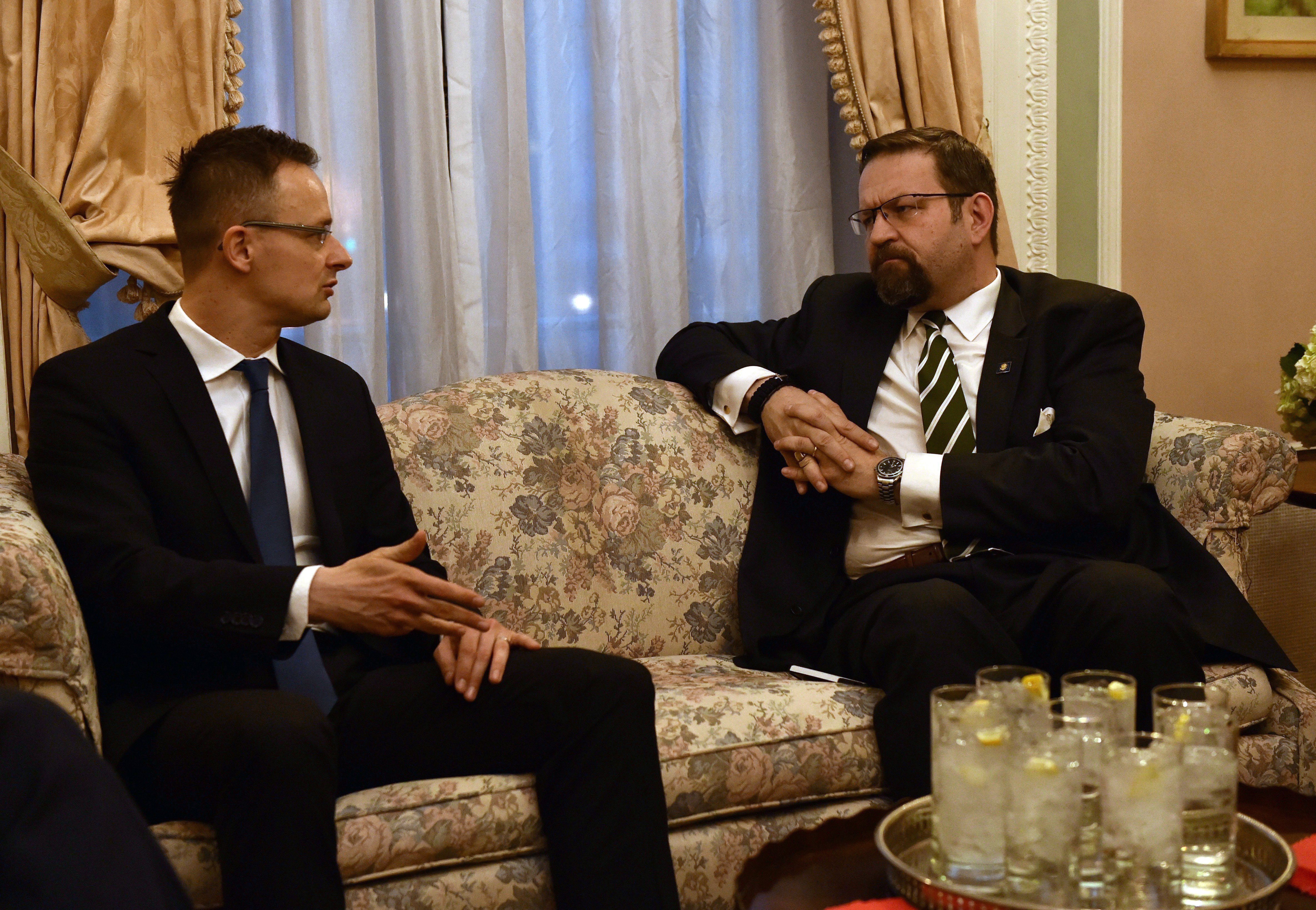 Szijjártó Péter külgazdasági és külügyminiszter megbeszélését folytat Gorka Sebestyén elnöki külügyi és nemzetbiztonsági tanácsossal Washingtonban 2017. március 21-én.