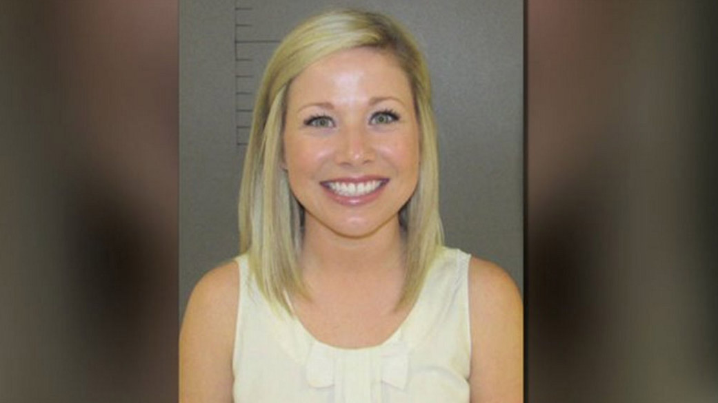 Nézd, milyen felháborító módon vigyorog letartóztatásakor készült fotóján ez a texasi szextanárnő!
