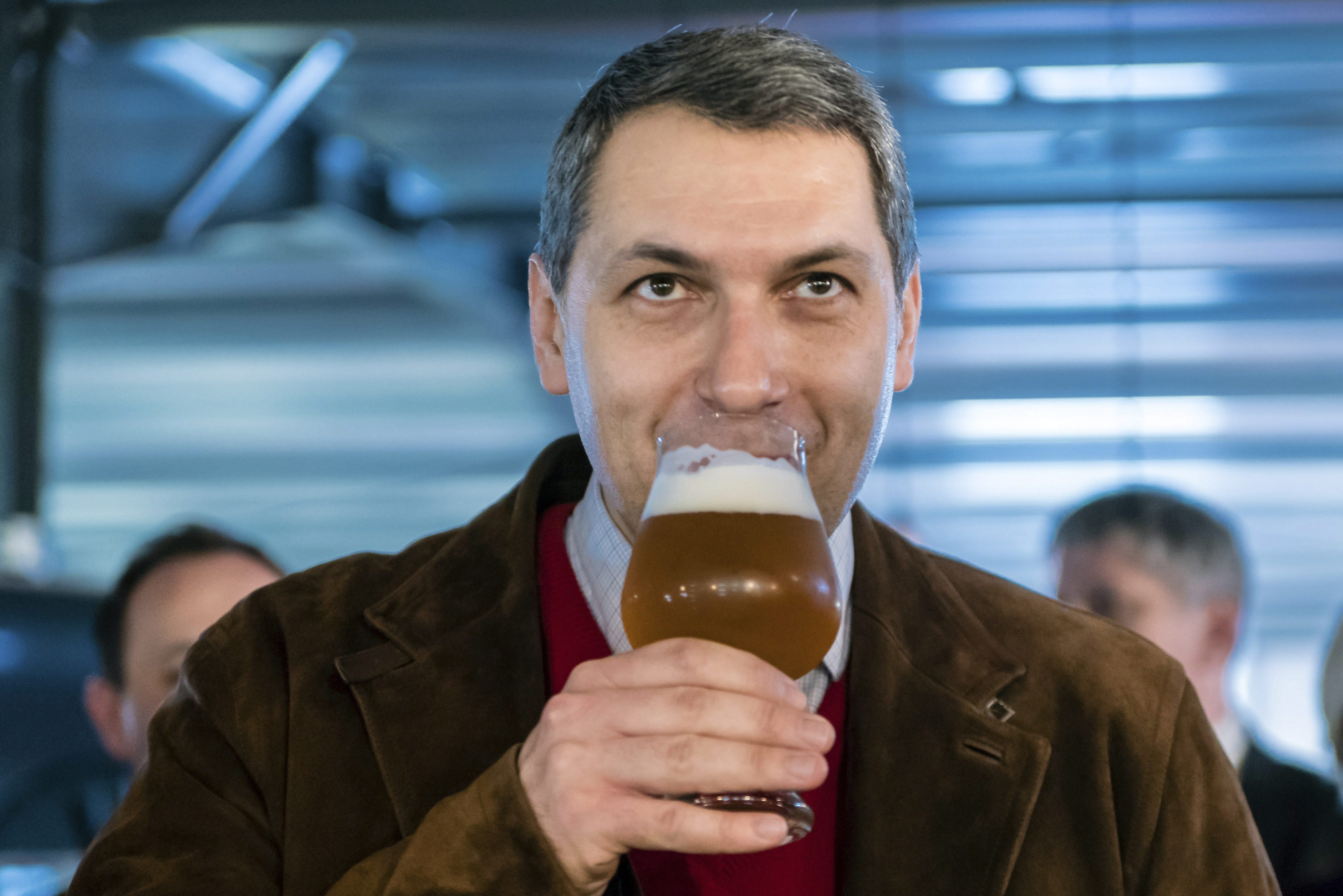 Lázár János Miniszterelnökséget vezető miniszter sört kóstol az Igazi Csíki Sört gyártó csíkszentsimoni sörfőzdében 2017. március 24-én.
